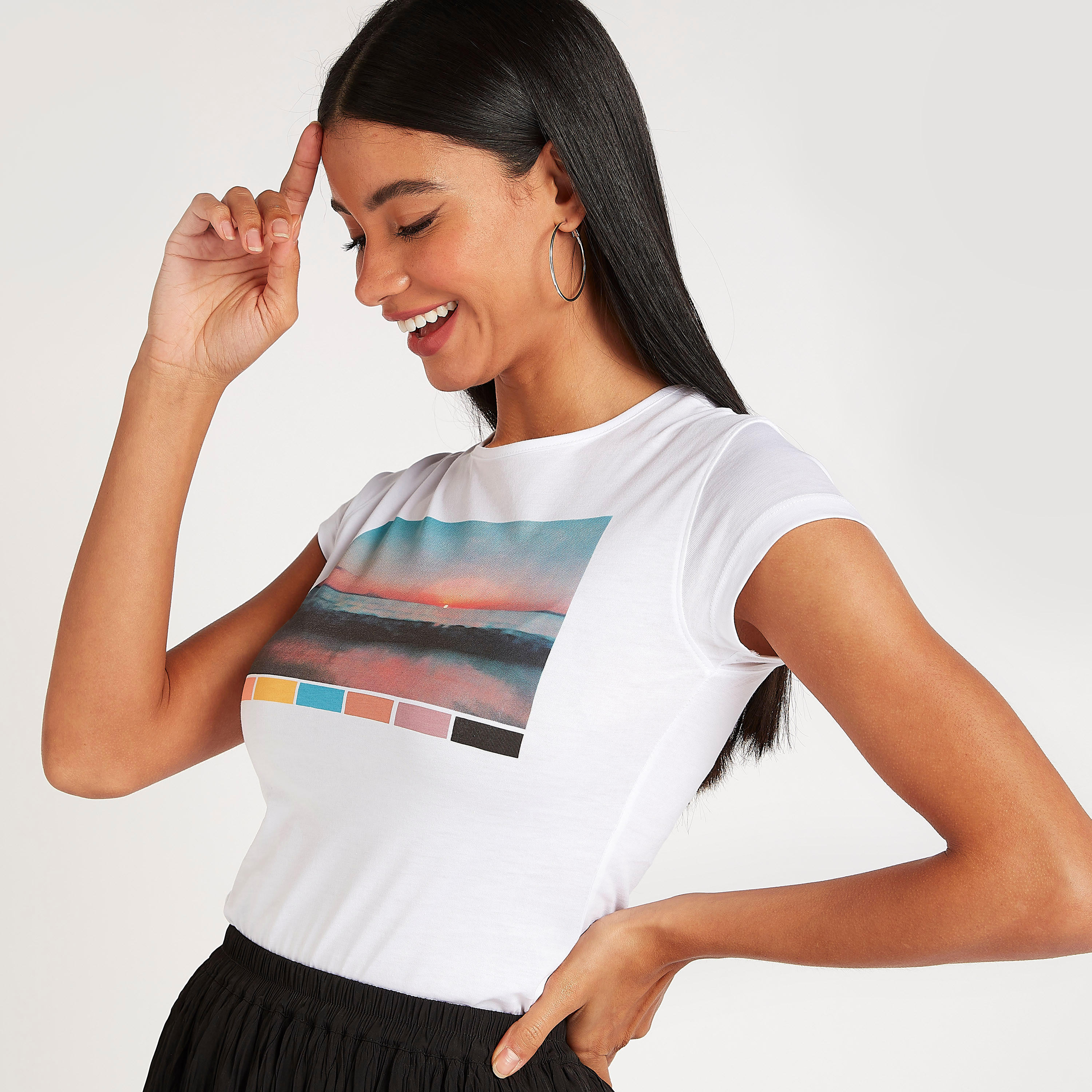 تيشيرت بياقة ضيقة وأكمام كاب وطبعات جرافيك-women-clothing-tshirts-image-5