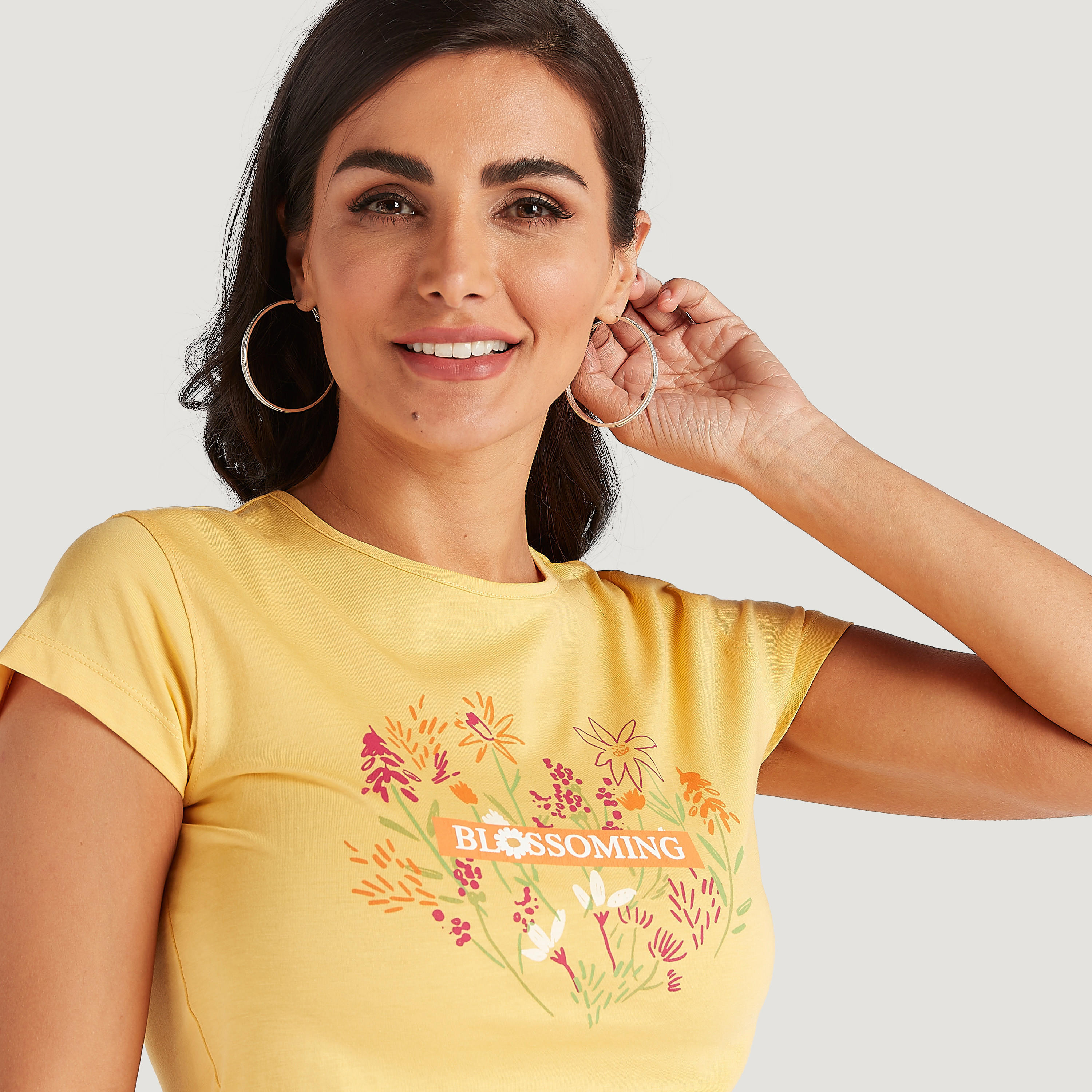 تيشيرت بياقة ضيّقة وأكمام كاب وطبعات أزهار-women-clothing-tshirts-image-3