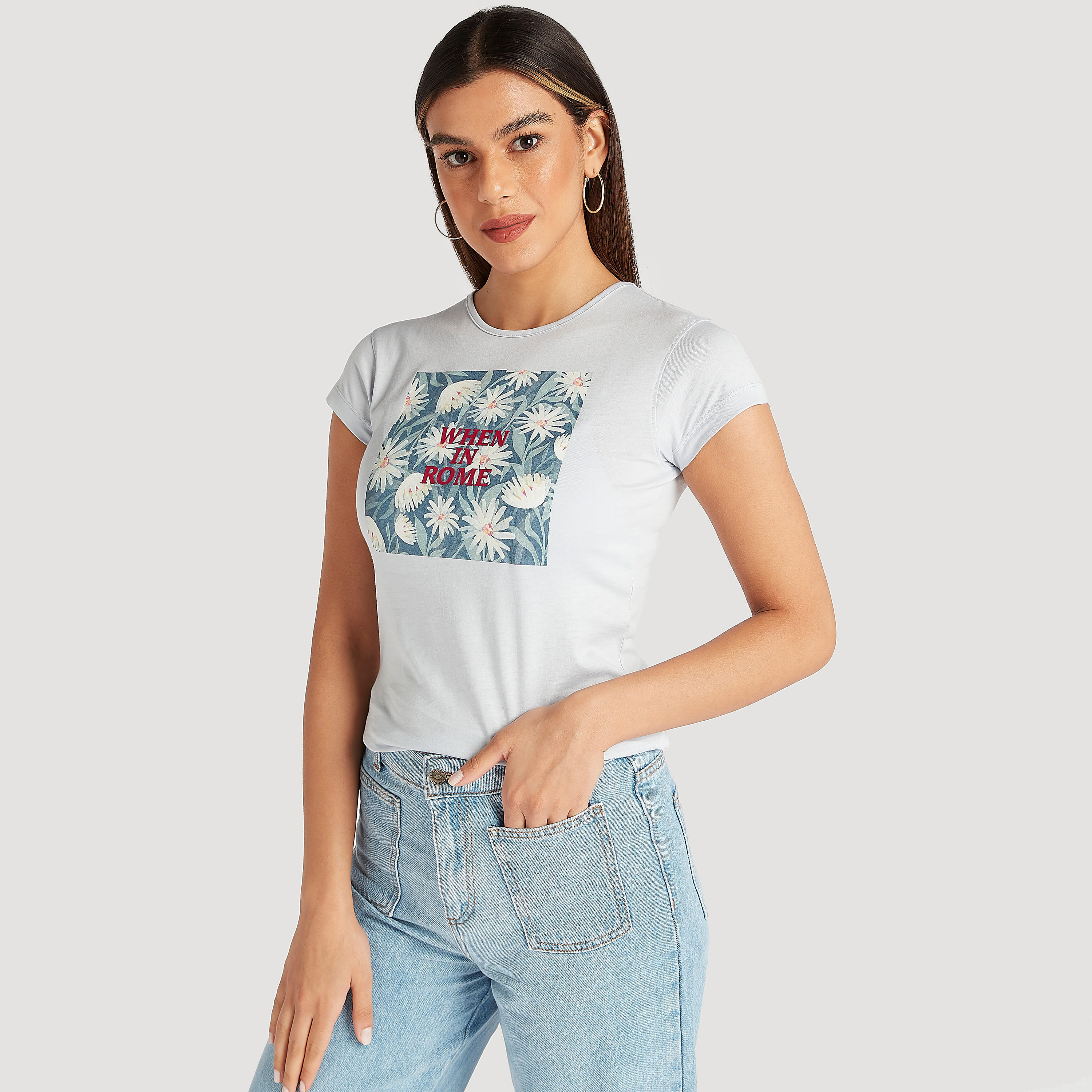 تيشيرت بياقة ضيّقة وأكمام كاب وطبعات-women-clothing-tshirts-image-4