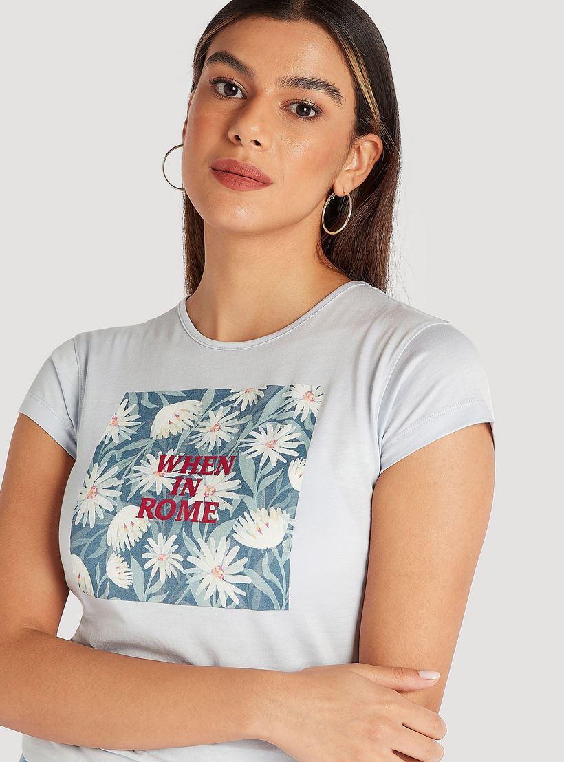 تيشيرت بياقة ضيّقة وأكمام كاب وطبعات-women-clothing-tshirts-image-2