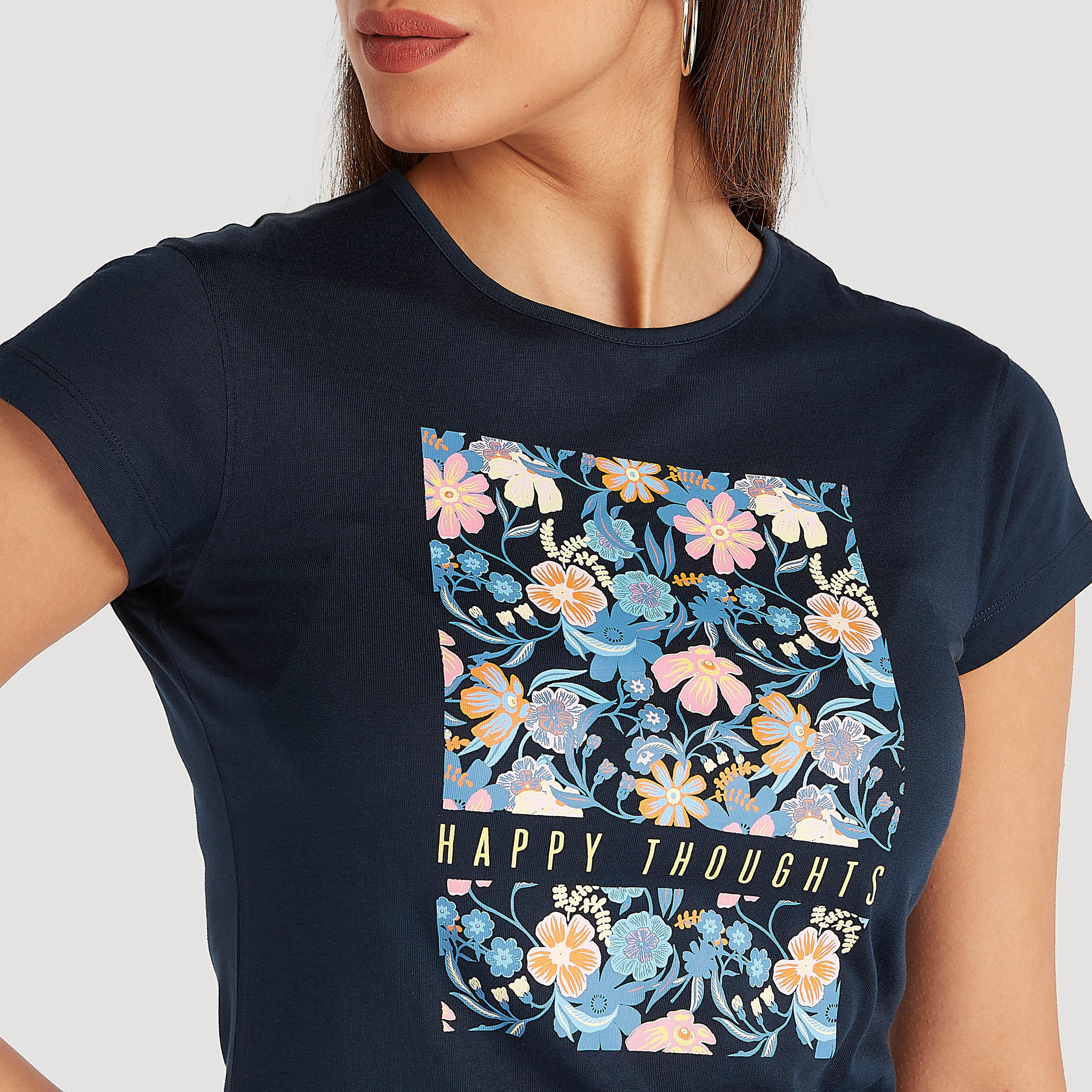 تيشيرت بياقة ضيّقة وأكمام كاب وطَبعات-women-clothing-tshirts-image-3