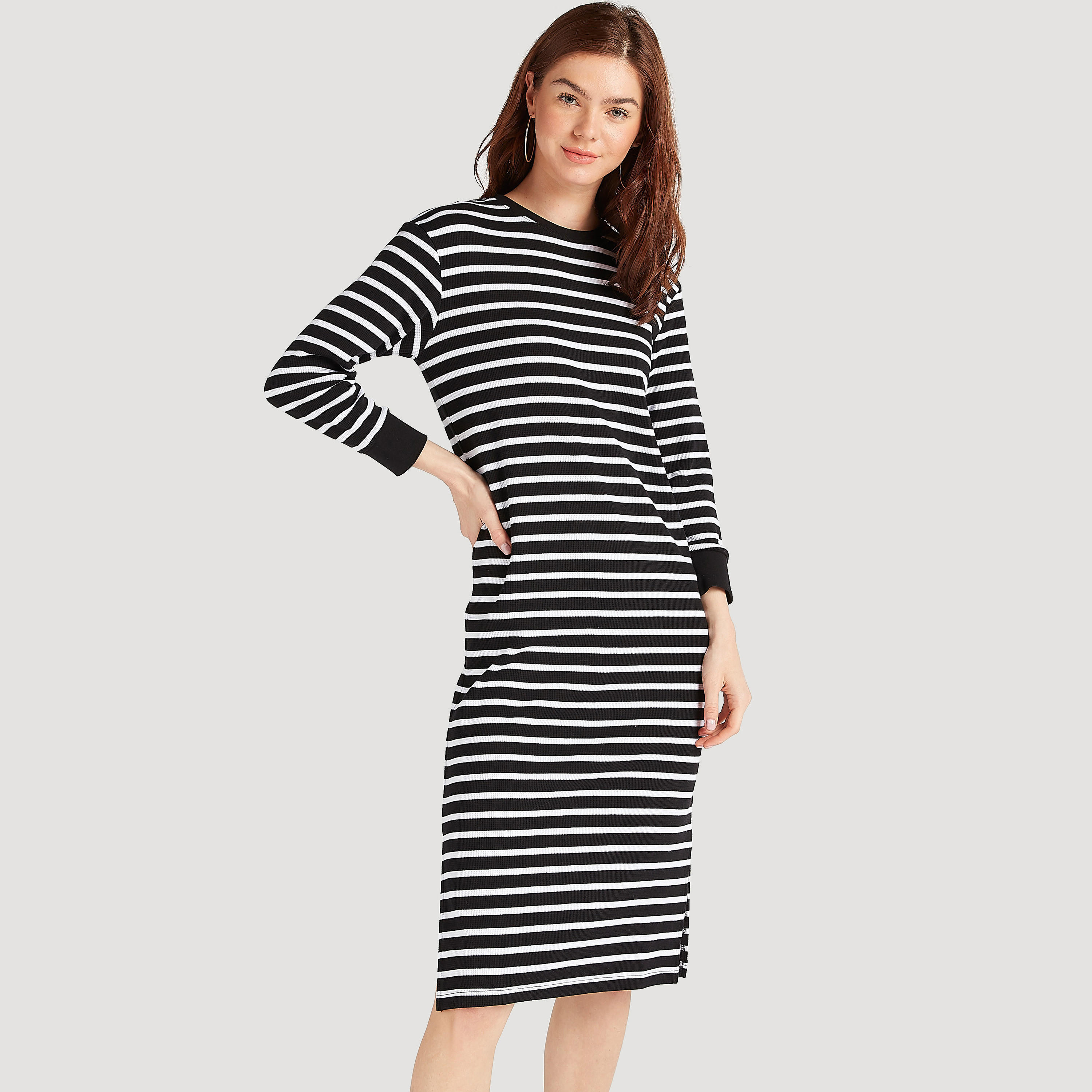 فستان واسع مقلّم بأكمام طويلة وفتحة جانبيّة-women-clothing-dresses-image-1