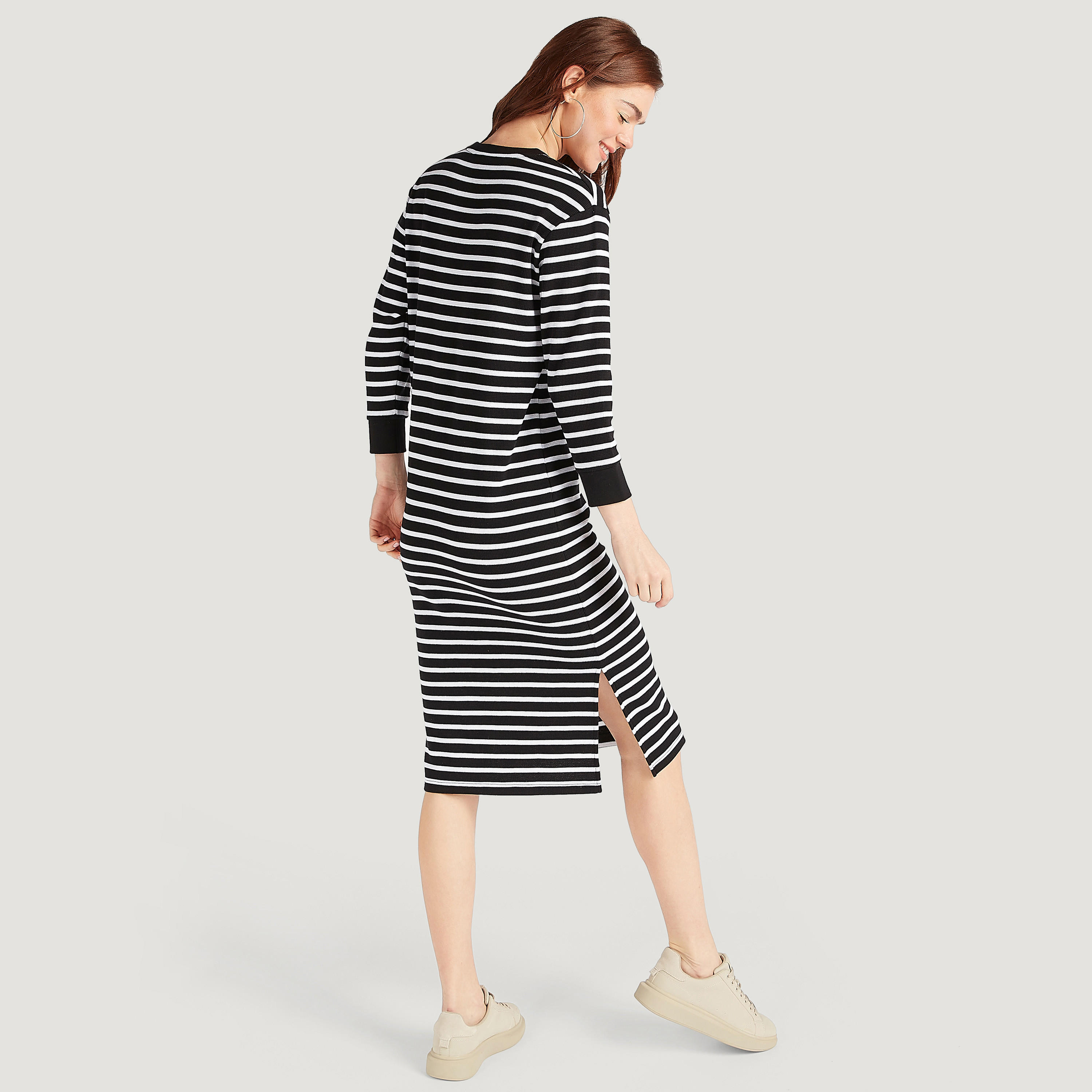 فستان واسع مقلّم بأكمام طويلة وفتحة جانبيّة-women-clothing-dresses-image-4