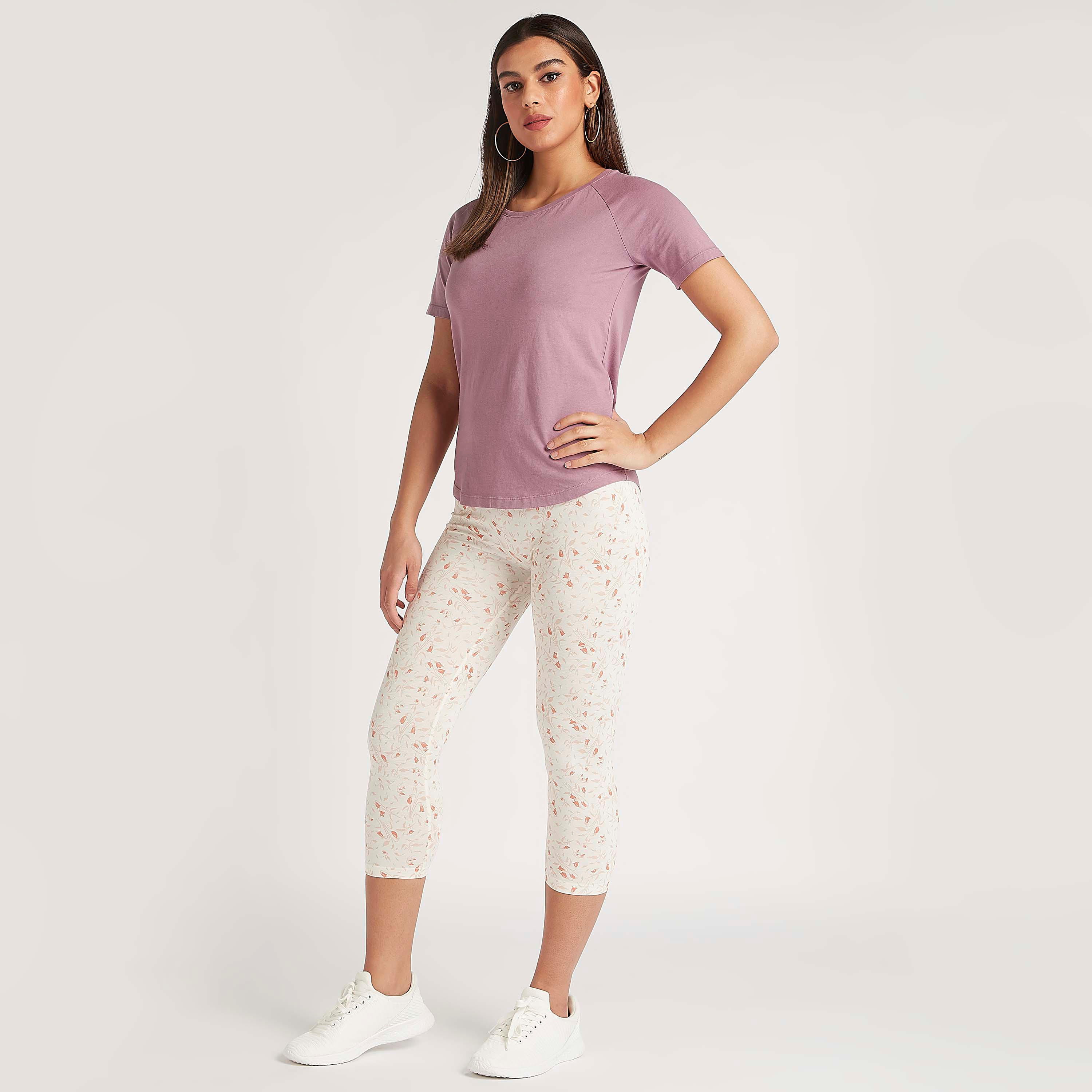 بنطلون ليقنز قصير بطبعات وخصر مطّاطي-women-clothing-bottoms-leggings-image-2