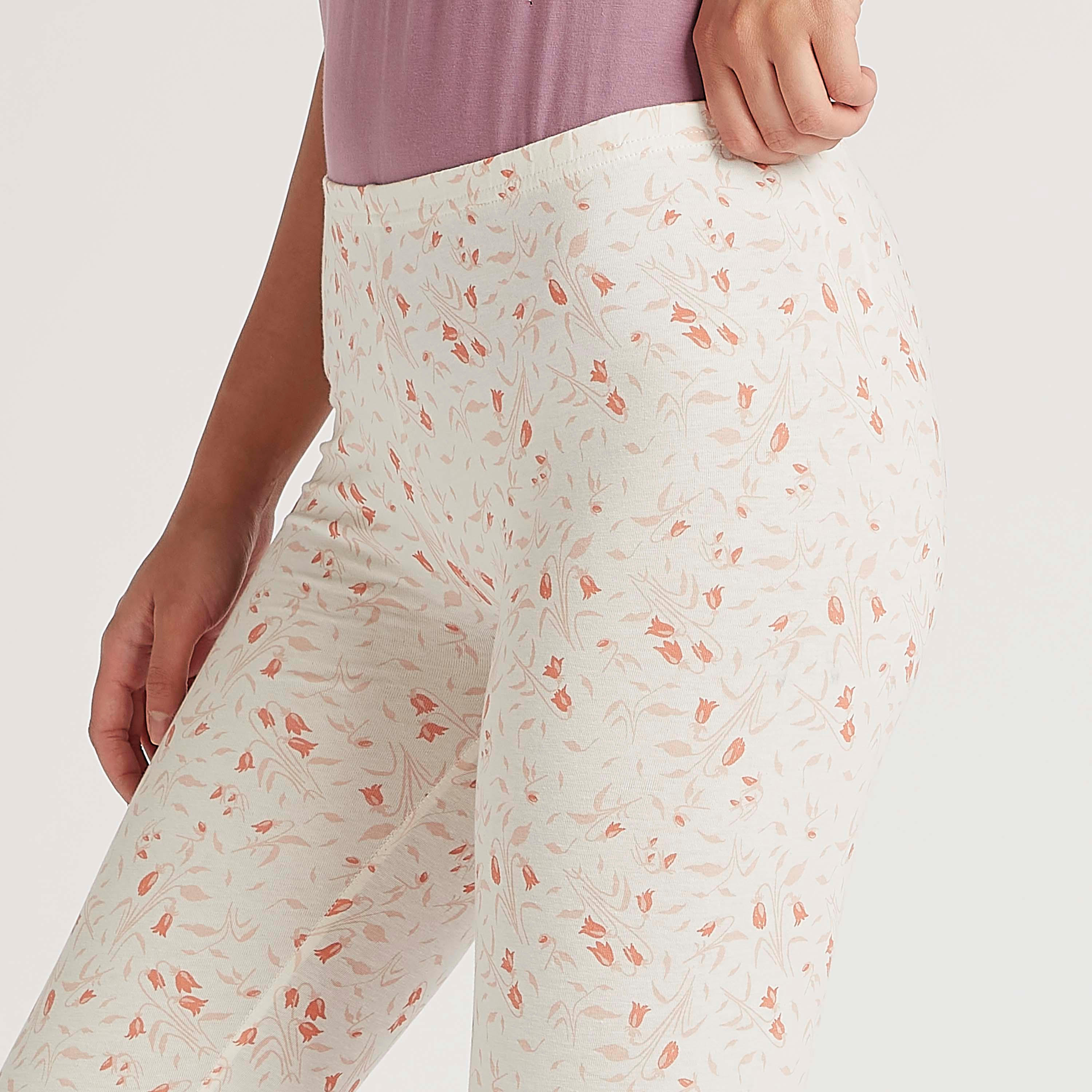 بنطلون ليقنز قصير بطبعات وخصر مطّاطي-women-clothing-bottoms-leggings-image-3