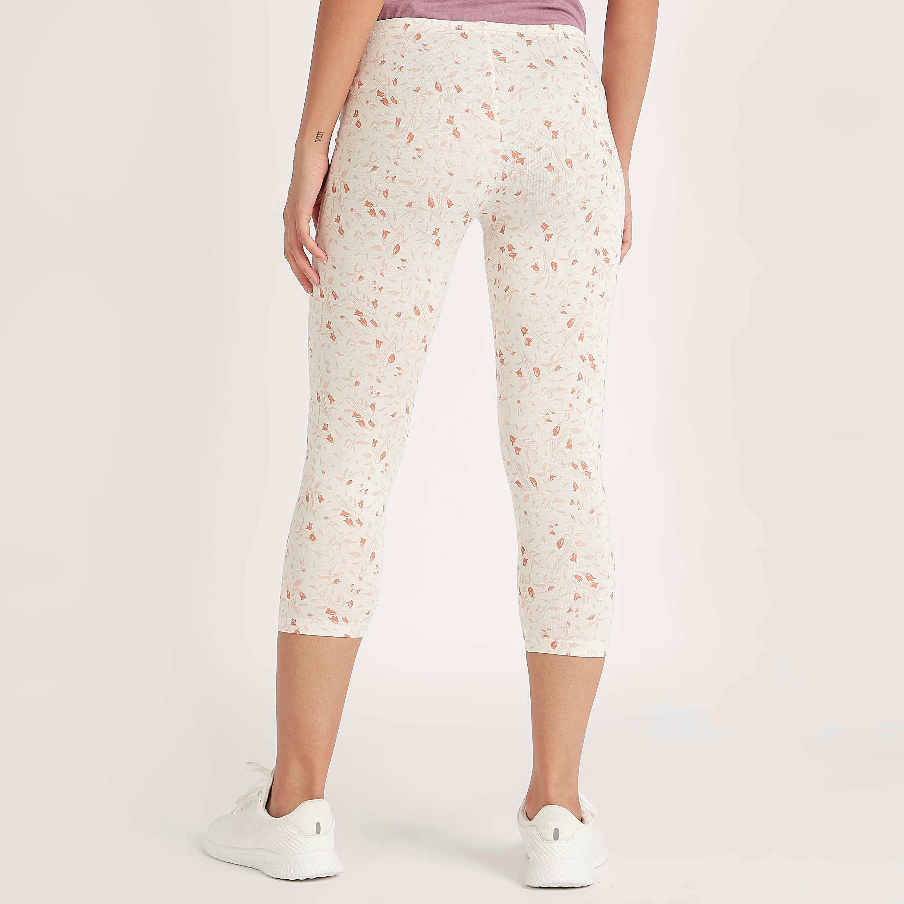 بنطلون ليقنز قصير بطبعات وخصر مطّاطي-women-clothing-bottoms-leggings-image-4