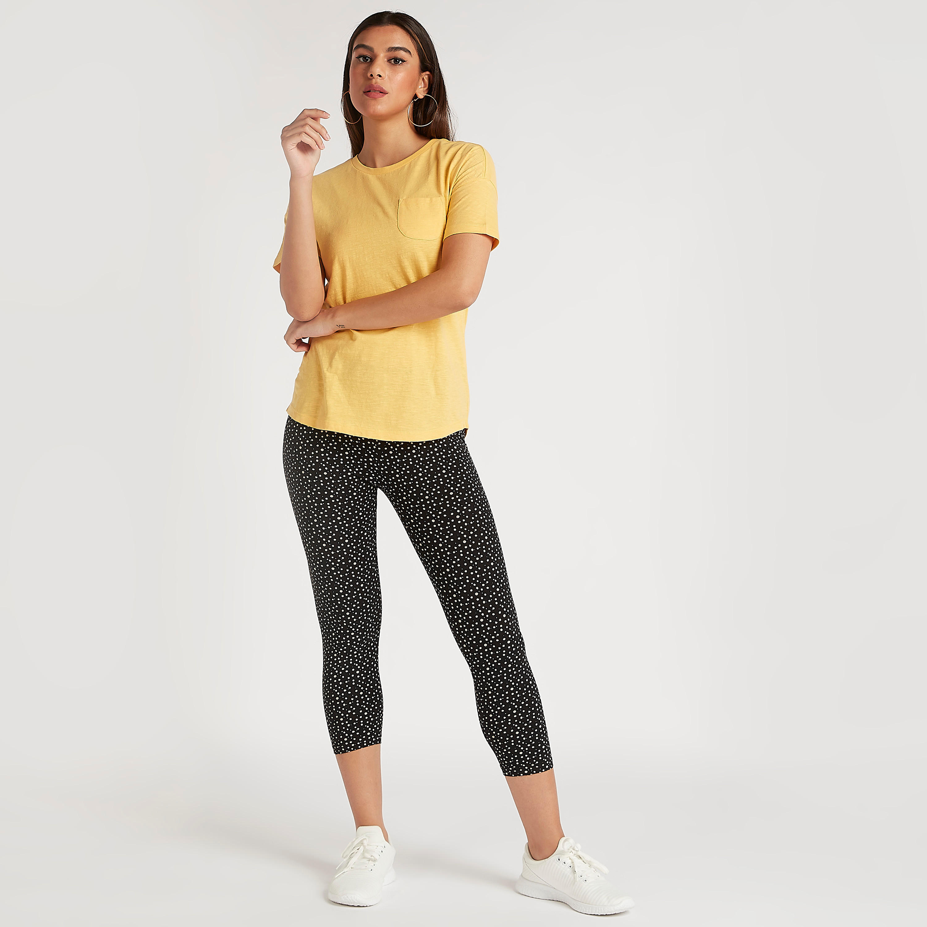 بنطلون ليقنز قصير بطبعات وخصر مطّاطي-women-clothing-bottoms-leggings-image-2