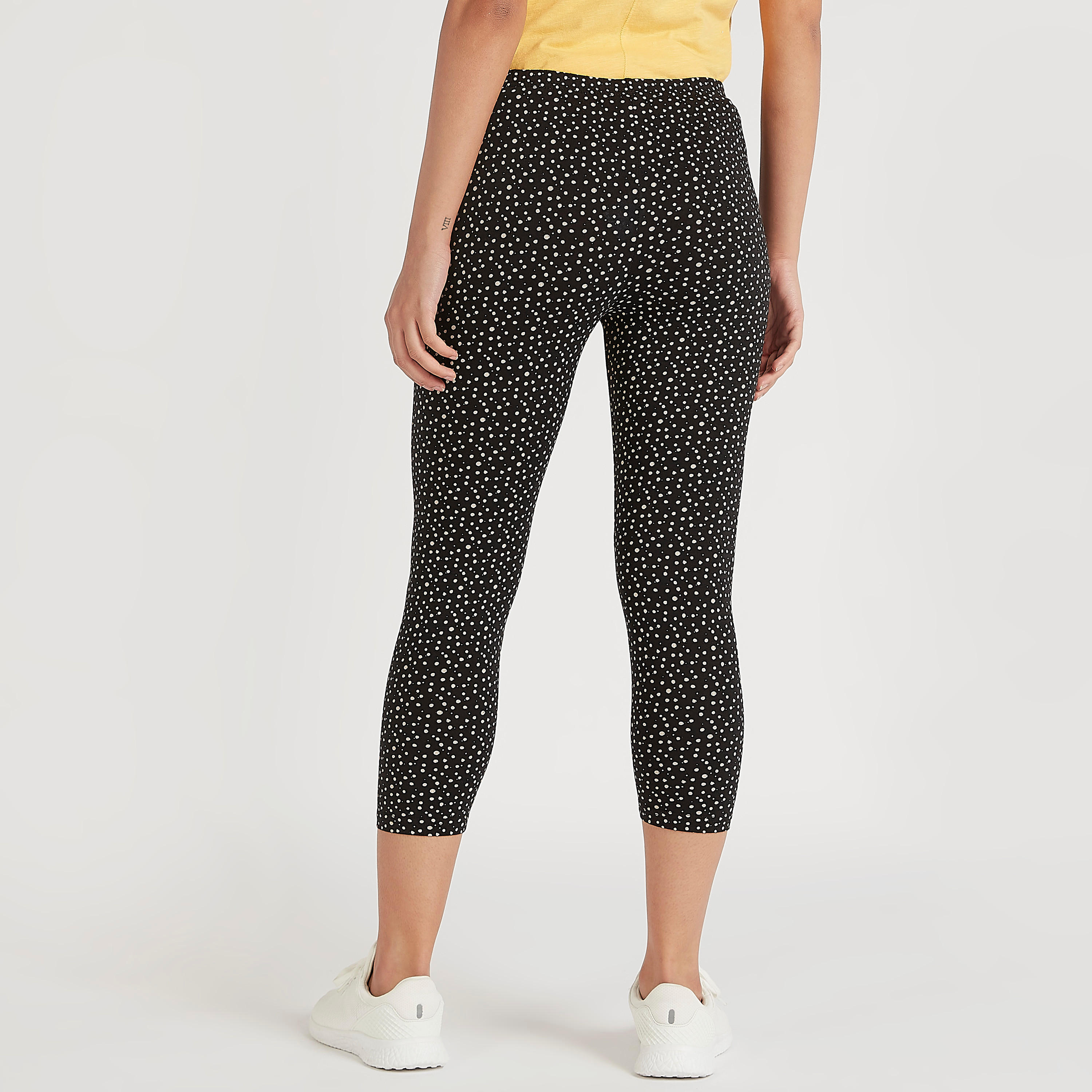 بنطلون ليقنز قصير بطبعات وخصر مطّاطي-women-clothing-bottoms-leggings-image-4