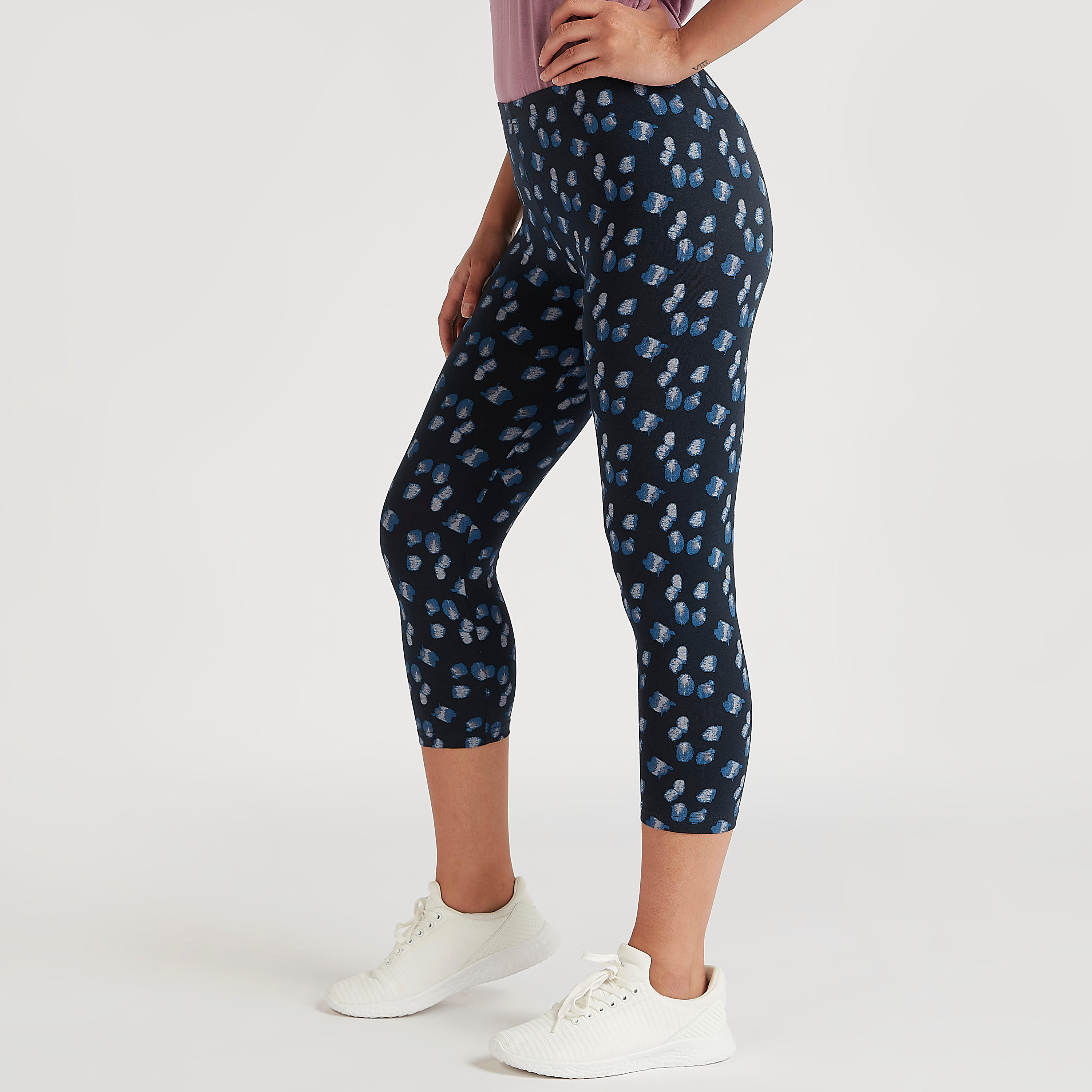 بنطلون ليقنز قصير بطبعات وخصر مطّاطي-women-clothing-bottoms-leggings-image-1