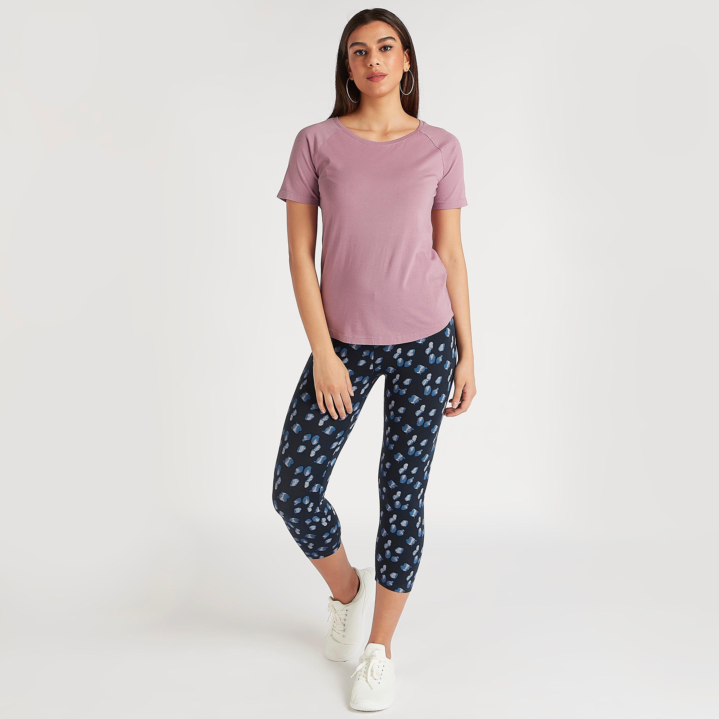 بنطلون ليقنز قصير بطبعات وخصر مطّاطي-women-clothing-bottoms-leggings-image-2