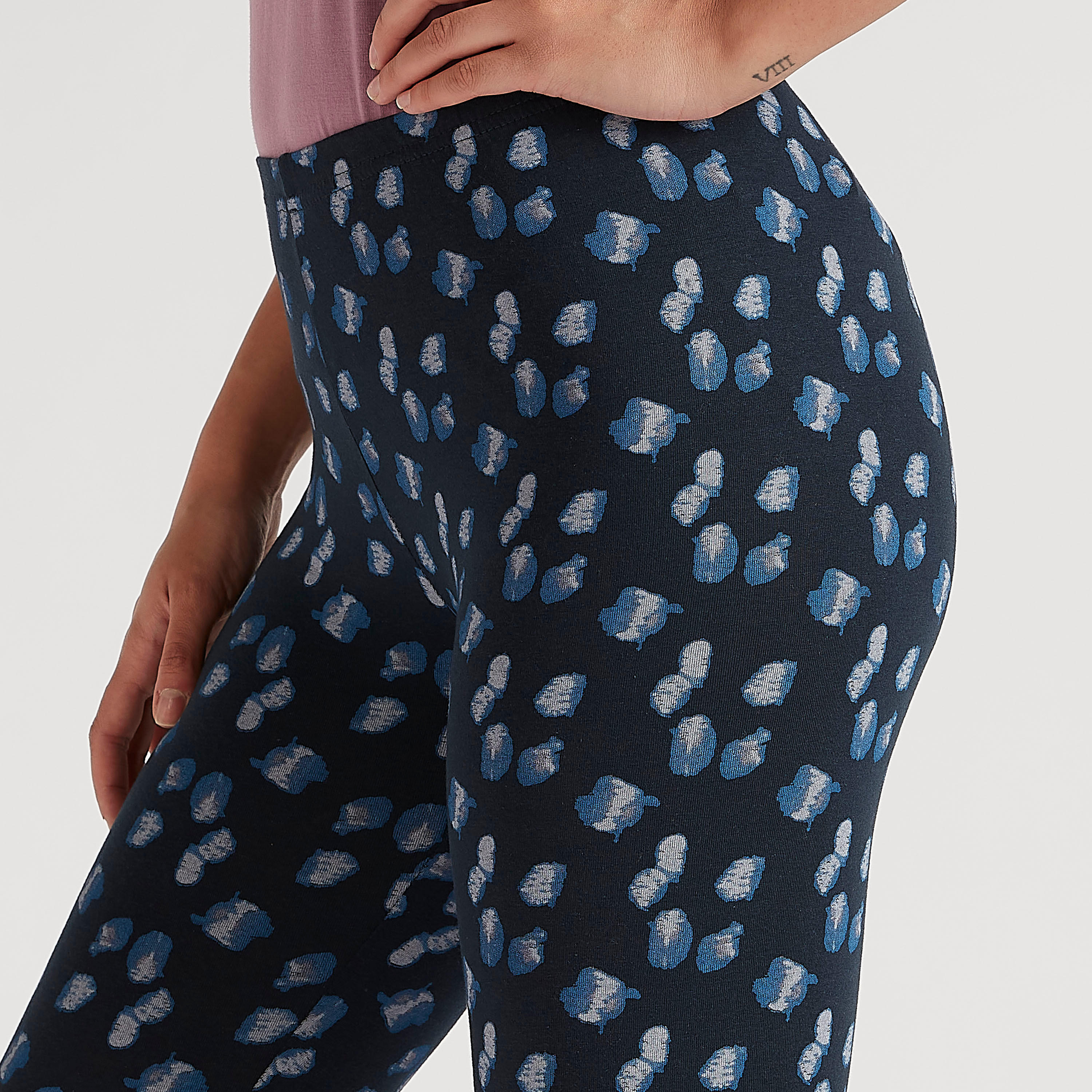 بنطلون ليقنز قصير بطبعات وخصر مطّاطي-women-clothing-bottoms-leggings-image-3