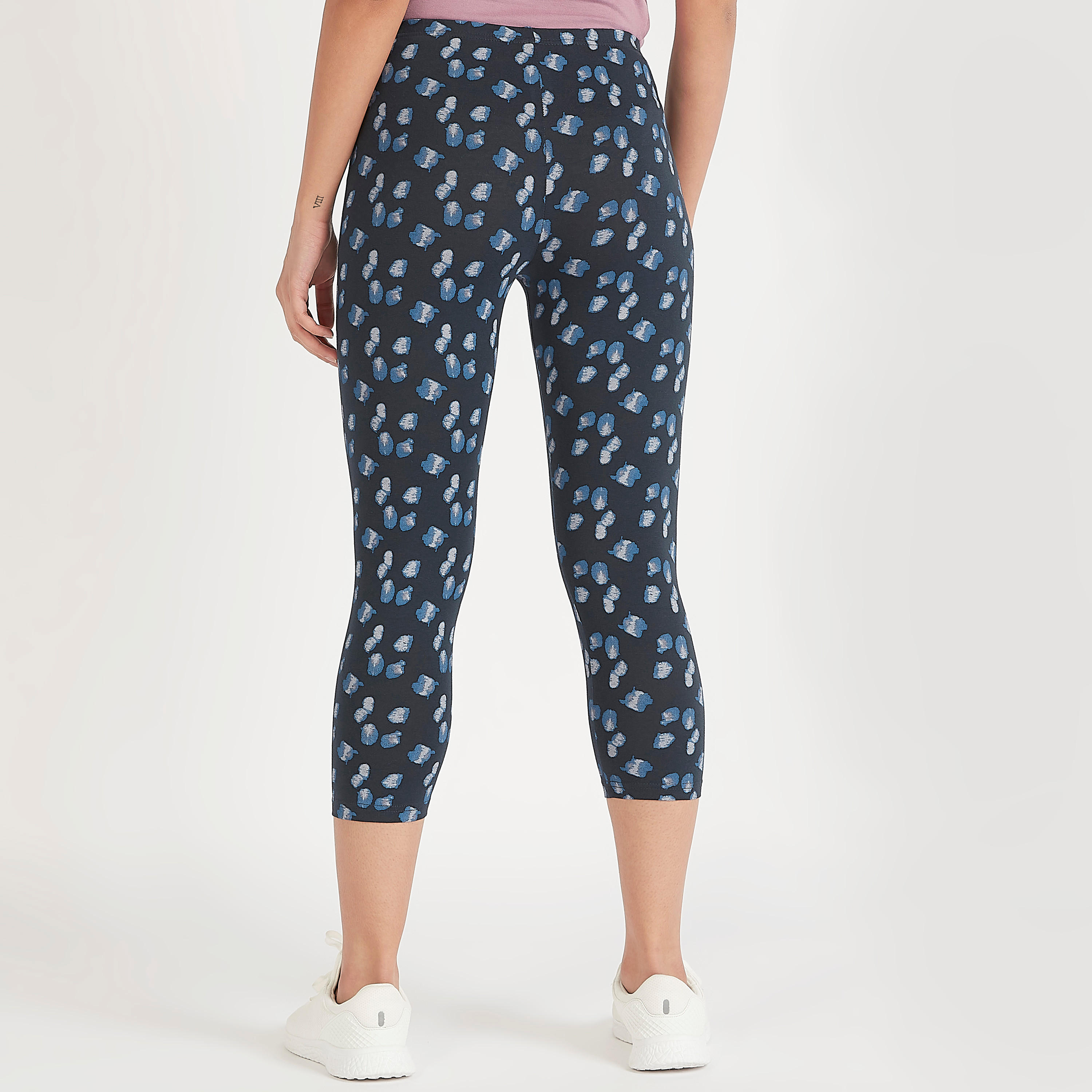 بنطلون ليقنز قصير بطبعات وخصر مطّاطي-women-clothing-bottoms-leggings-image-4