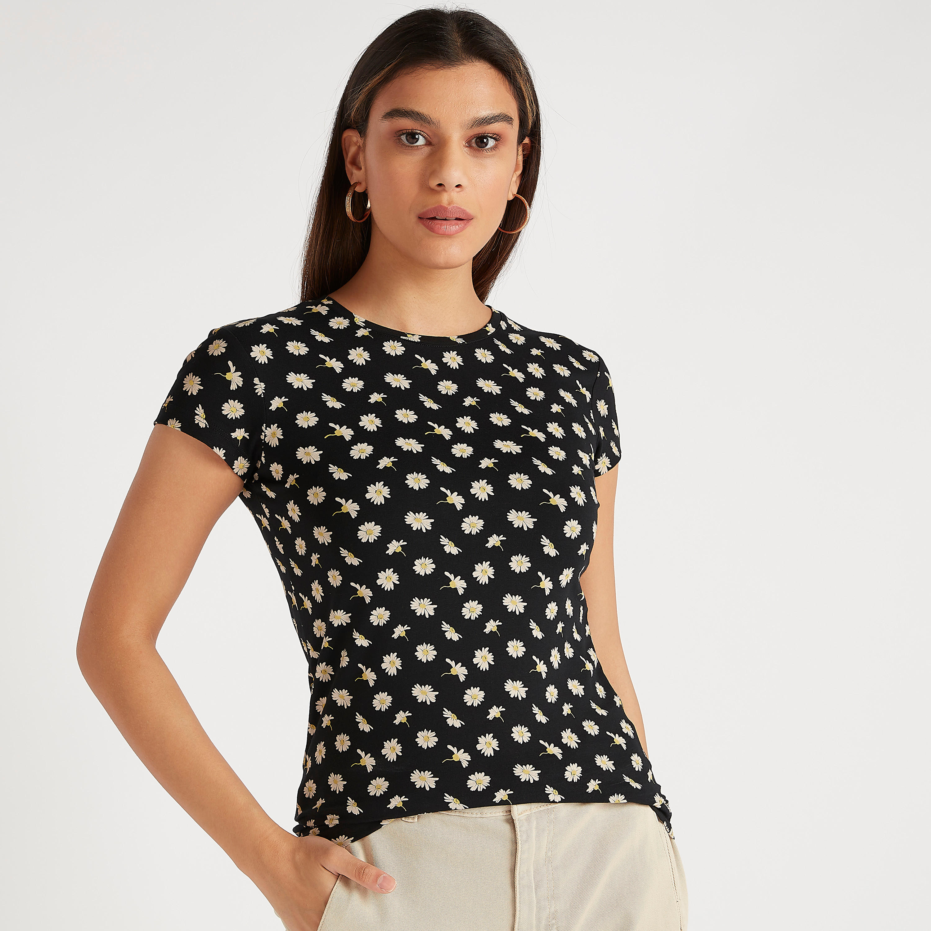 تيشيرت بياقة ضيّقة وأكمام كاب وطبعات أزهار-women-clothing-tshirts-image-1