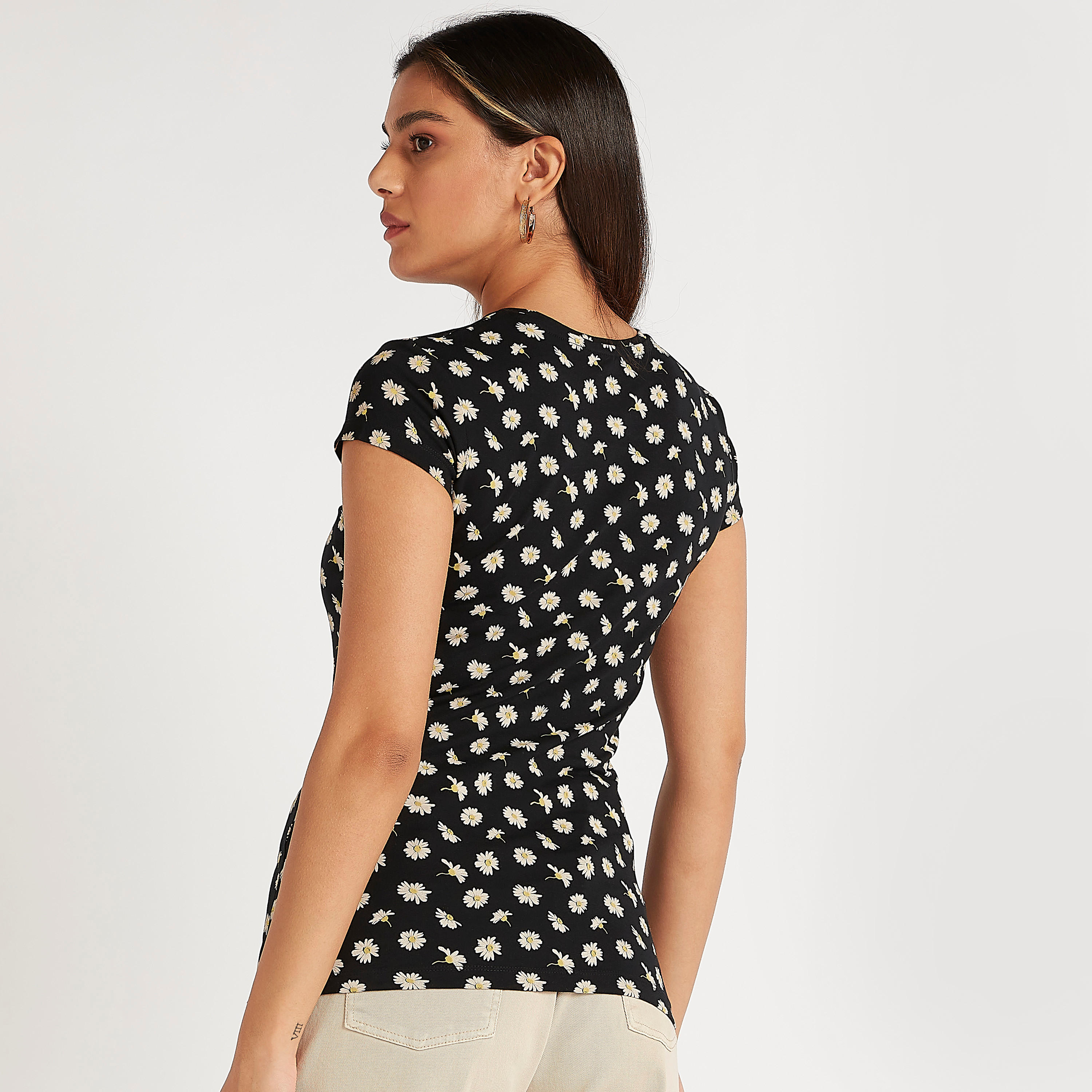 تيشيرت بياقة ضيّقة وأكمام كاب وطبعات أزهار-women-clothing-tshirts-image-4