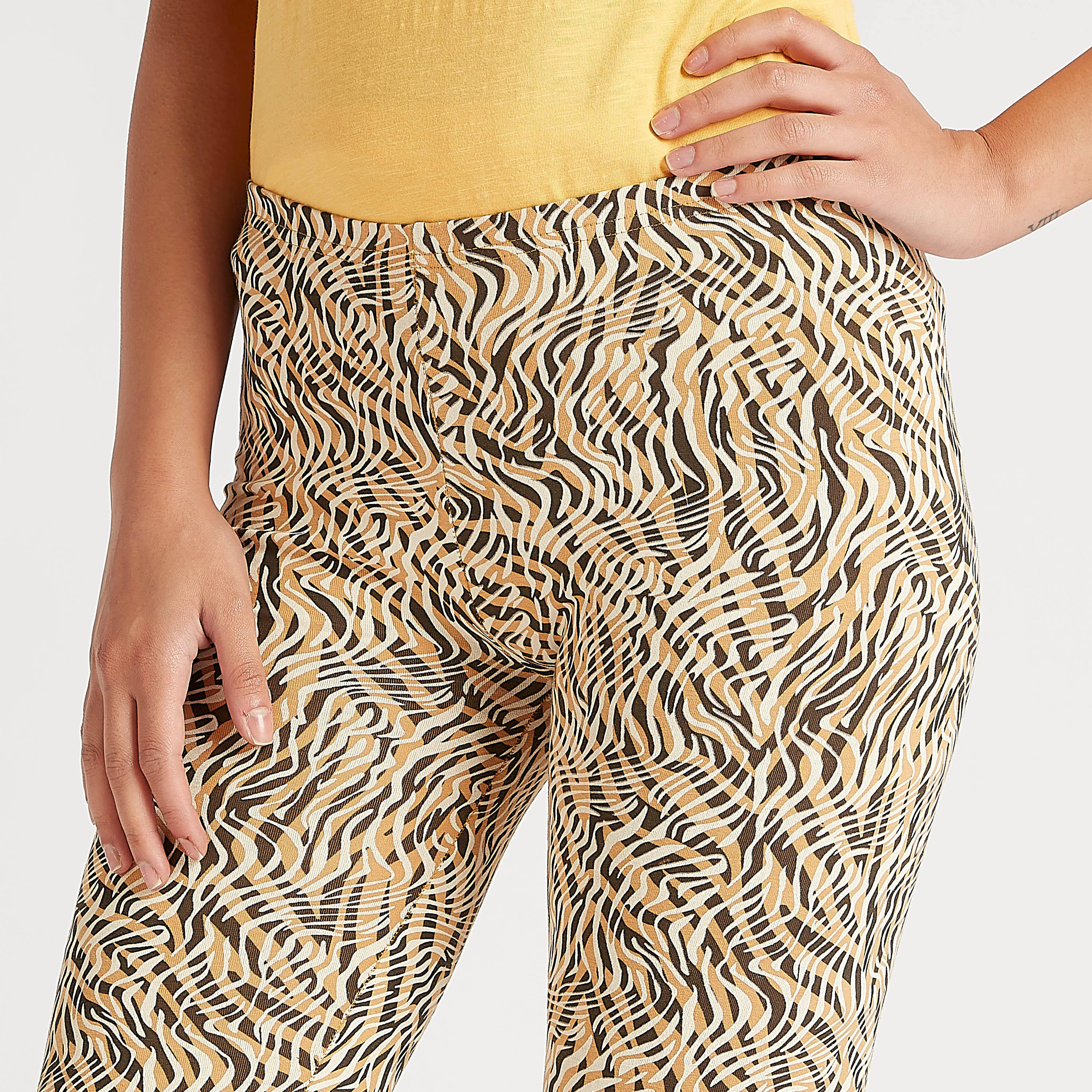 بنطلون ليقنز سكيني فيت بطول الكاحل وطبعات وخصر مطّاطي-women-clothing-bottoms-leggings-image-3