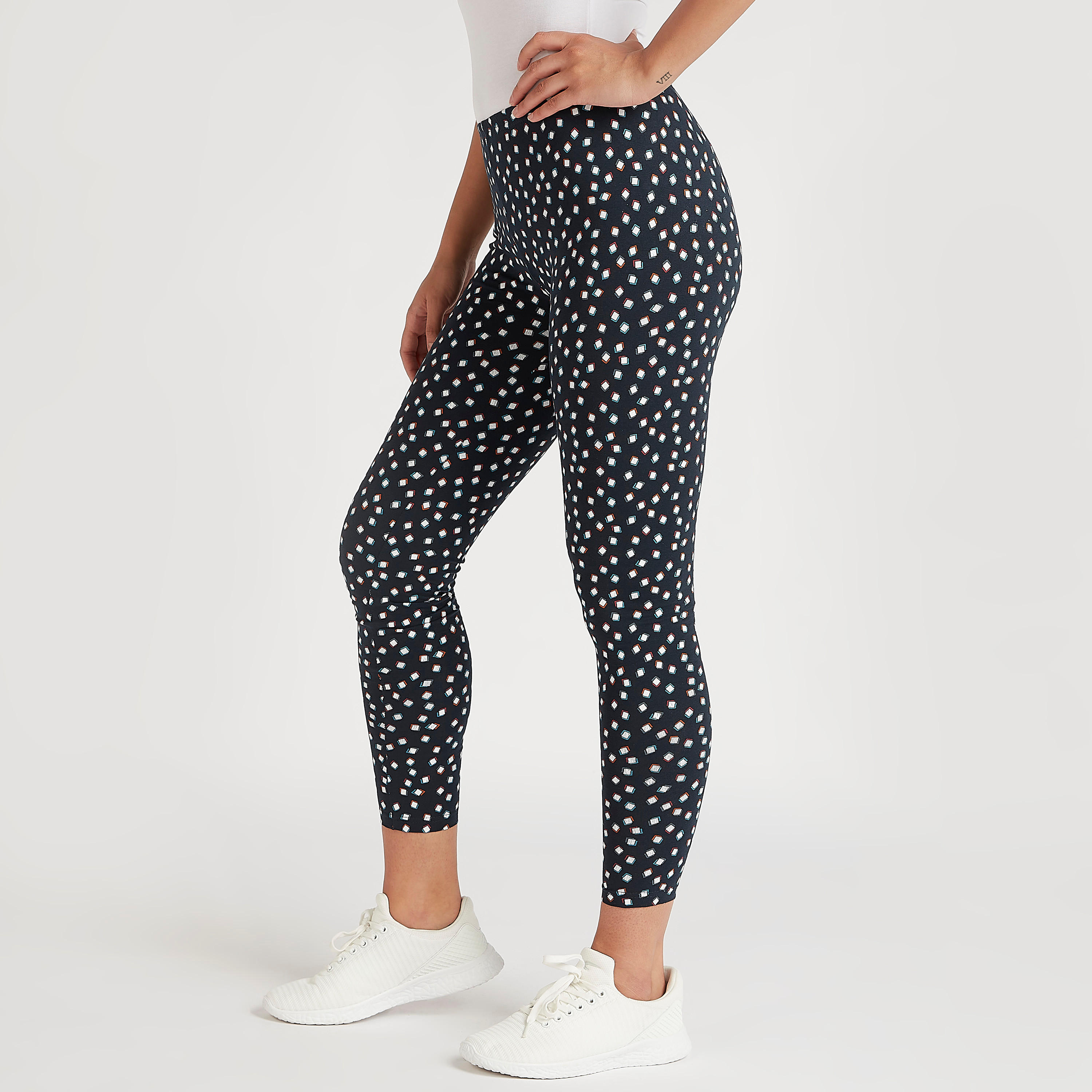 بنطلون ليقنز قصير بطبعات وخصر مطّاطي-women-clothing-bottoms-leggings-image-1