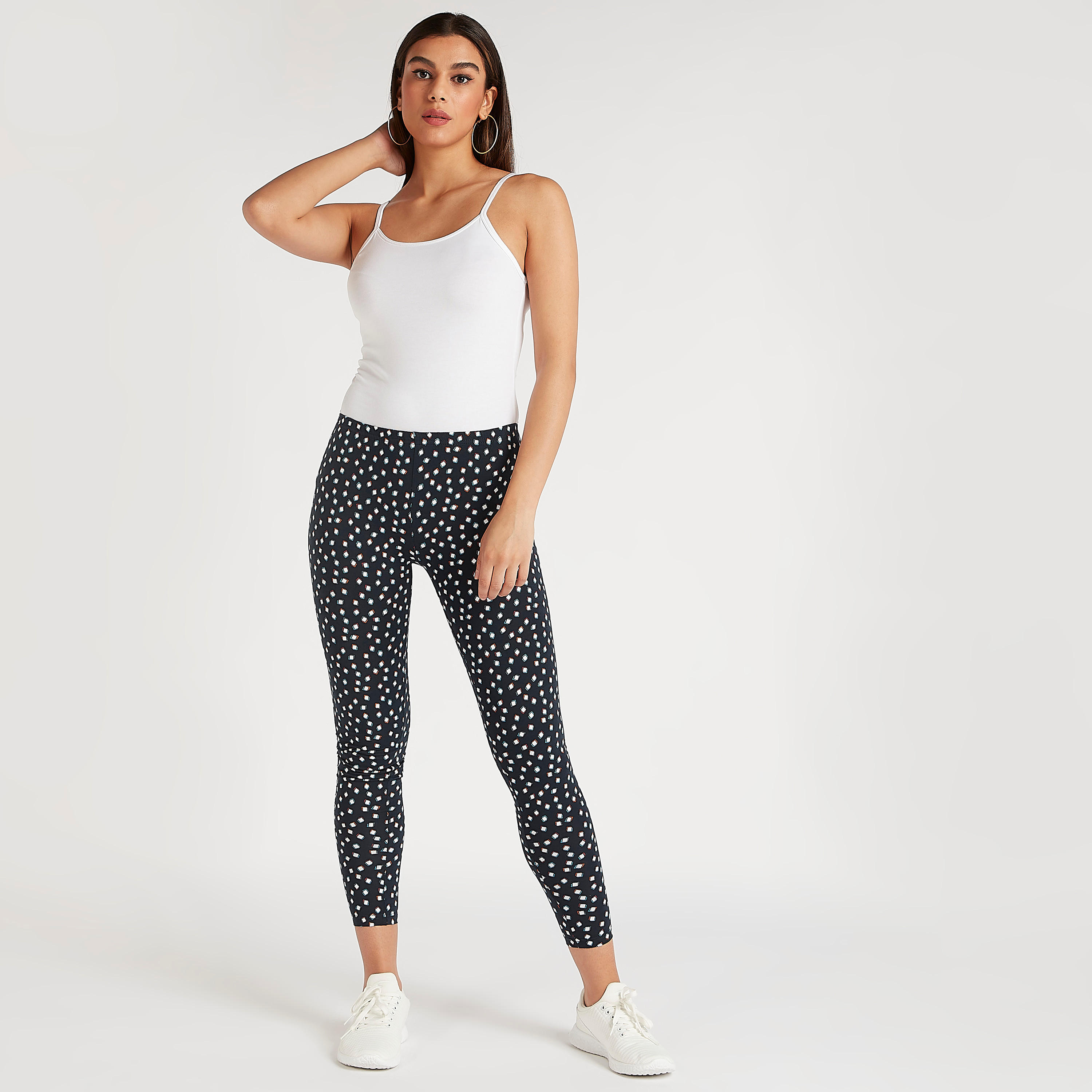 بنطلون ليقنز قصير بطبعات وخصر مطّاطي-women-clothing-bottoms-leggings-image-2