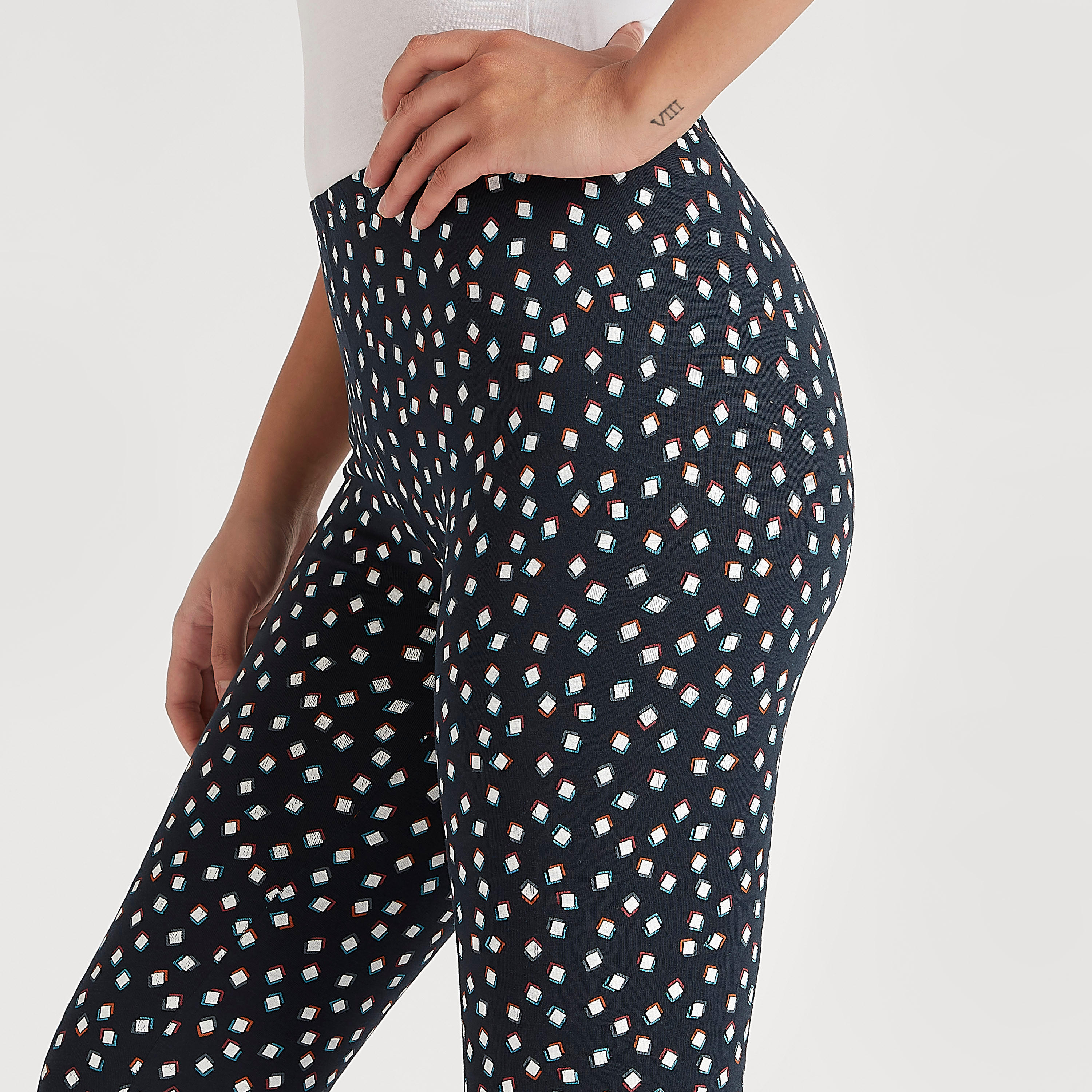 بنطلون ليقنز قصير بطبعات وخصر مطّاطي-women-clothing-bottoms-leggings-image-3