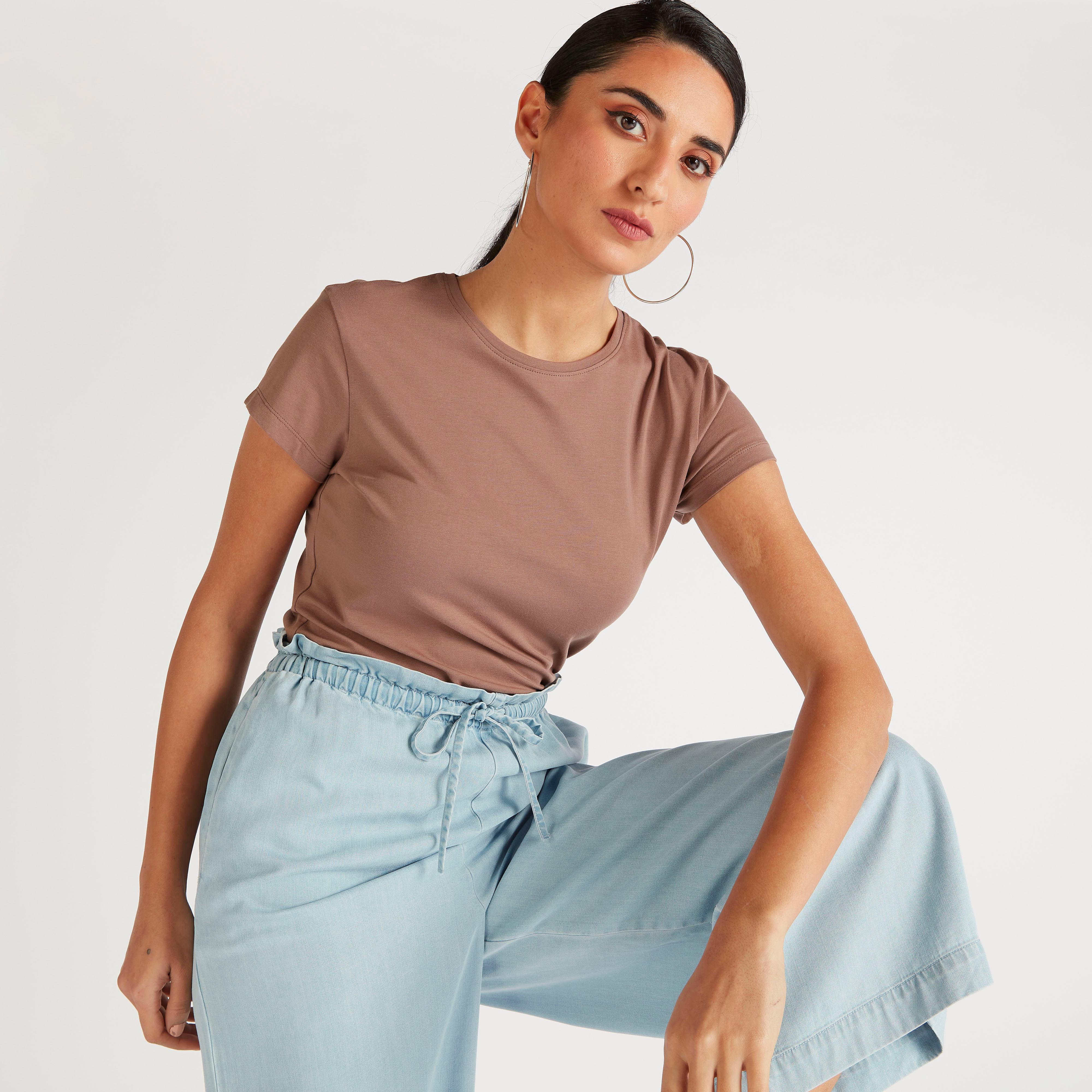 تيشيرت سادة بياقة ضيّقة وأكمام كاب-women-clothing-tshirts-image-4