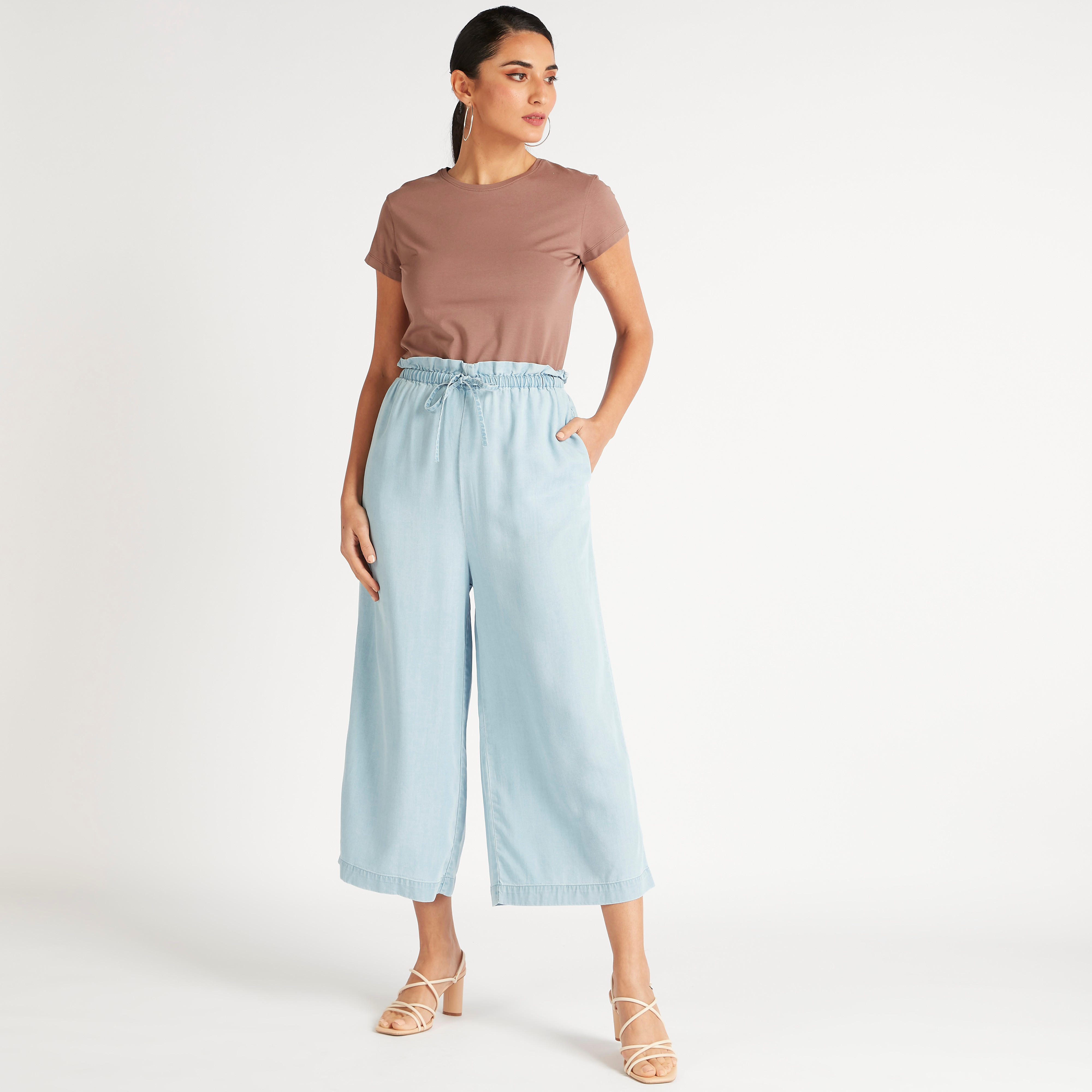 تيشيرت سادة بياقة ضيّقة وأكمام كاب-women-clothing-tshirts-image-3