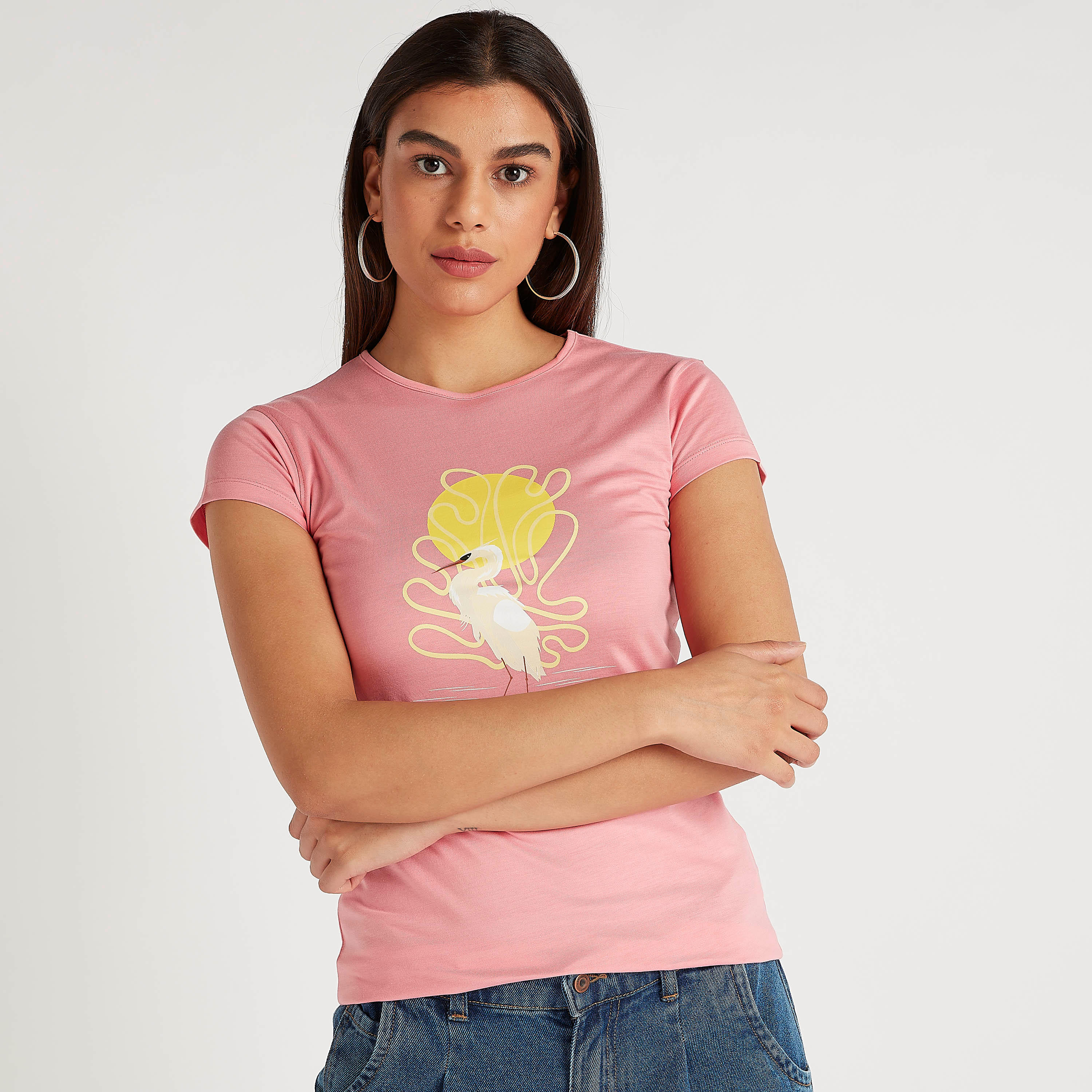 تيشيرت بياقة ضيقة وأكمام كاب وطبعات جرافيك-women-clothing-tshirts-image-1