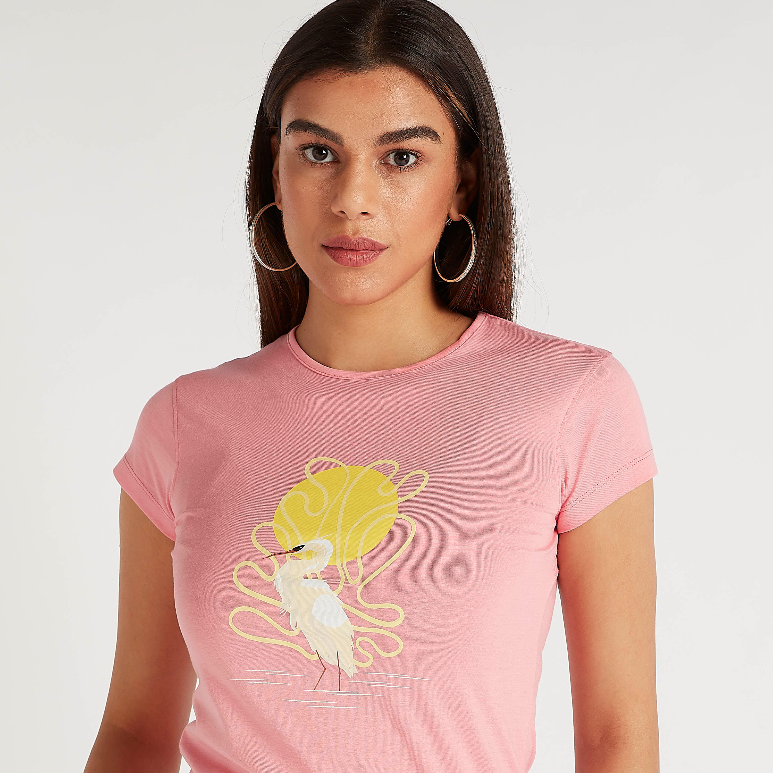 تيشيرت بياقة ضيقة وأكمام كاب وطبعات جرافيك-women-clothing-tshirts-image-3