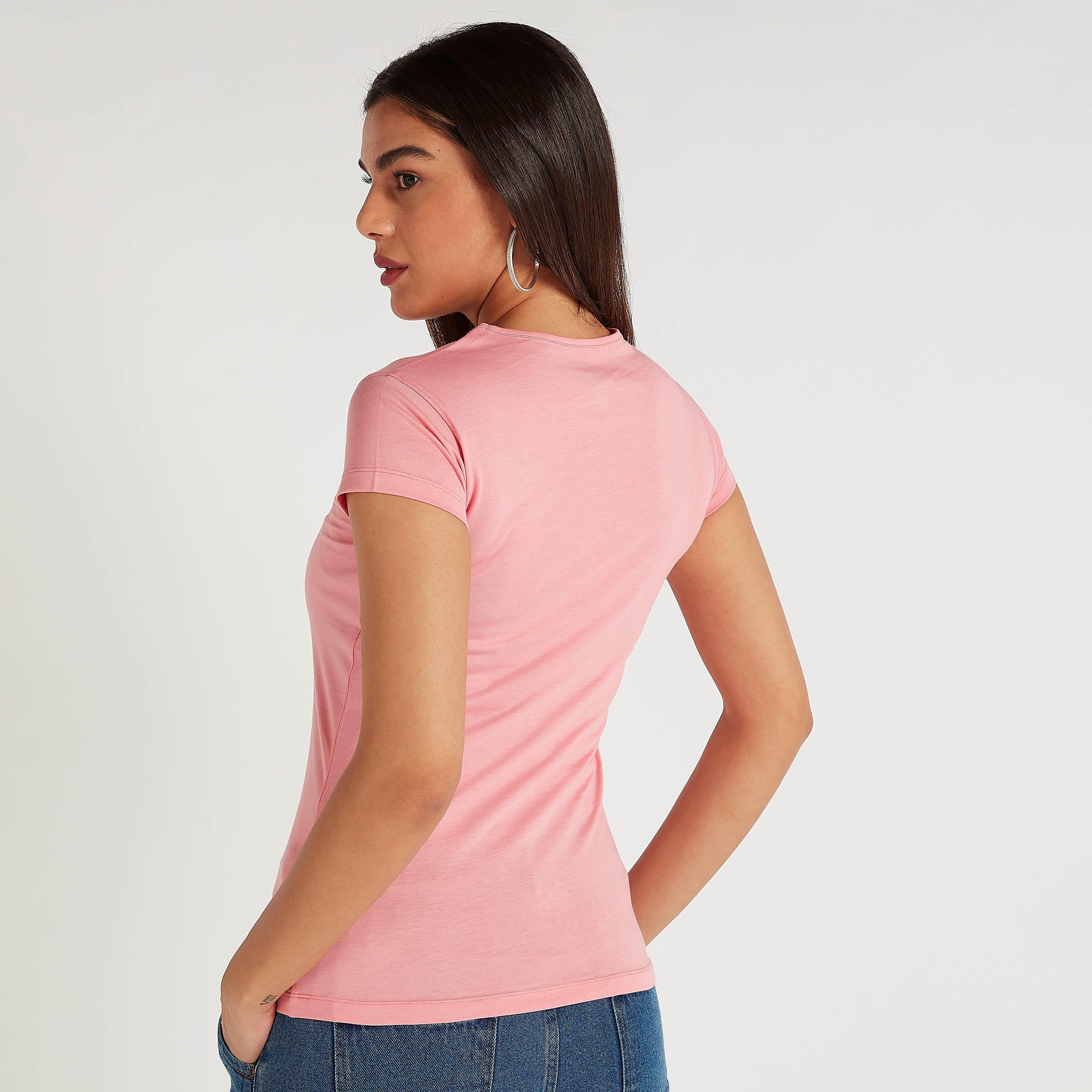 تيشيرت بياقة ضيقة وأكمام كاب وطبعات جرافيك-women-clothing-tshirts-image-4