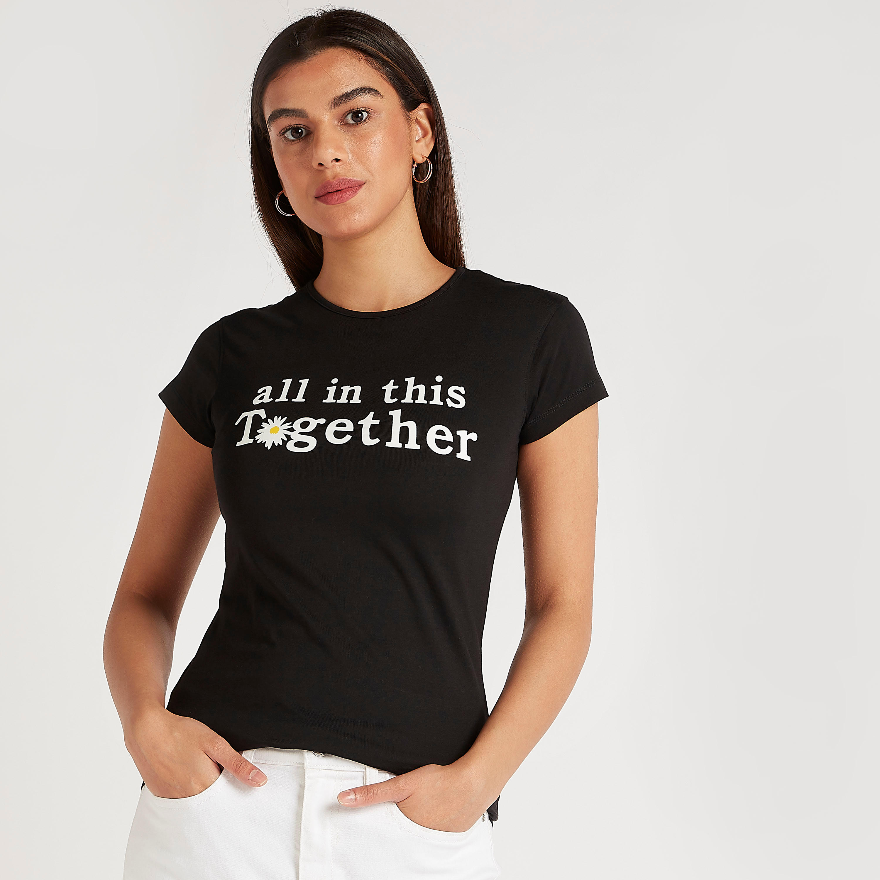 تيشيرت بياقة ضيّقة وأكمام كَاب وطبعات شعار-women-clothing-tshirts-image-1