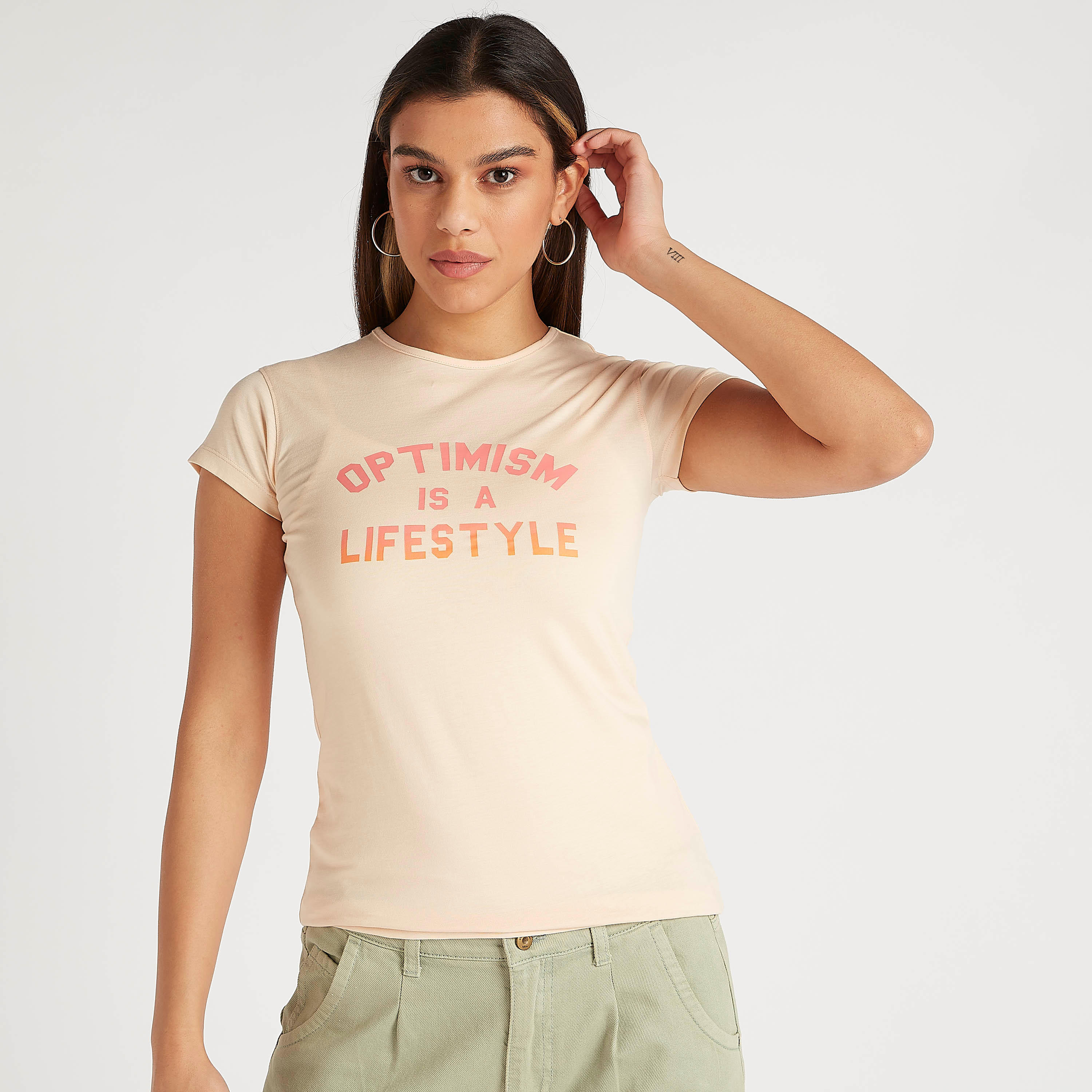 تيشيرت بياقة ضيّقة وأكمام كاب وطبعات-women-clothing-tshirts-image-5