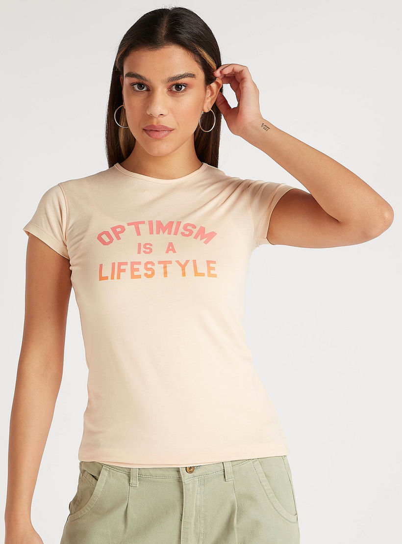 تيشيرت بياقة ضيّقة وأكمام كاب وطبعات-women-clothing-tshirts-image-5