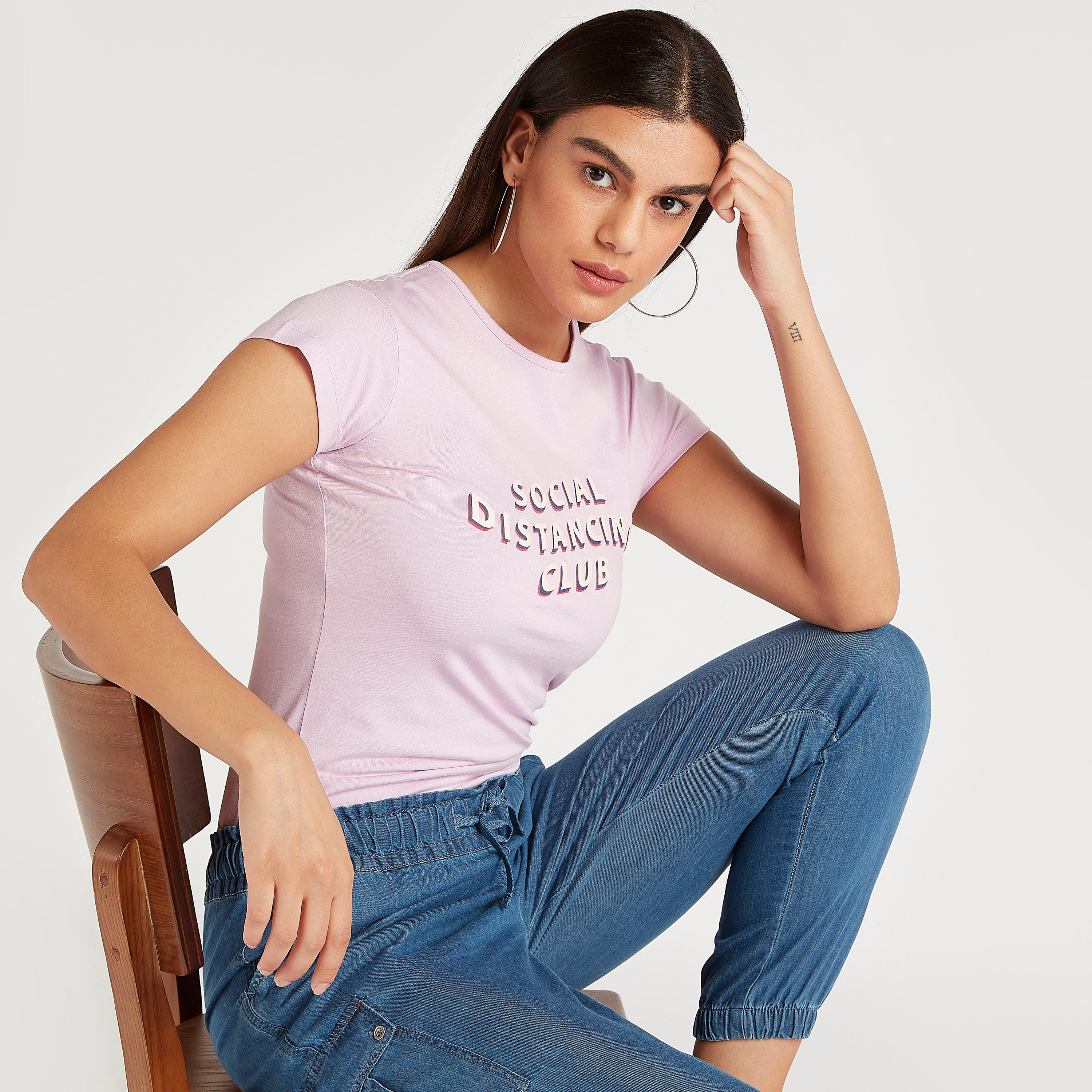 تيشيرت بياقة ضيّقة وأكمام كاب وطَبعات-women-clothing-tshirts-image-1