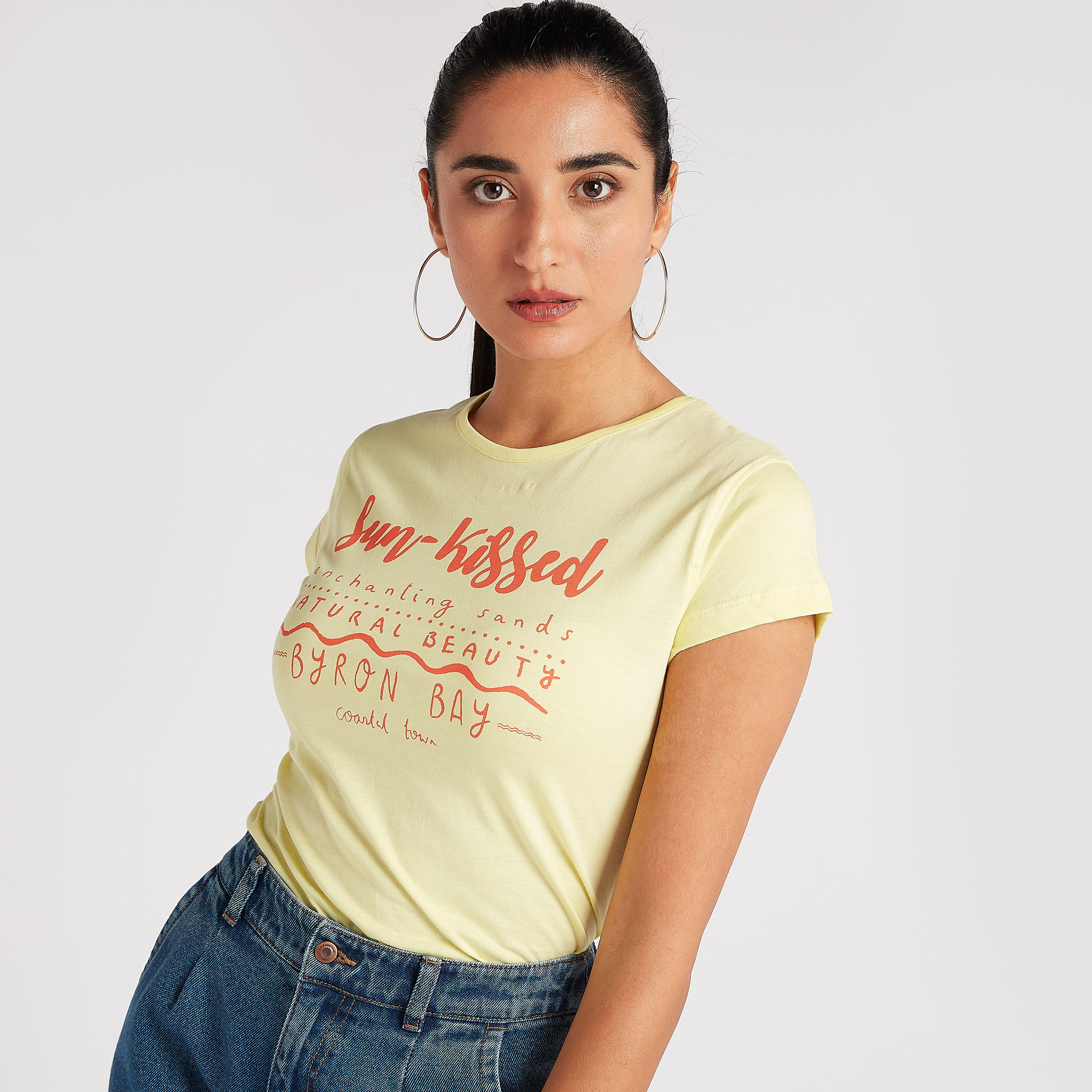 تيشيرت بياقة ضيّقة وأكمام كاب وطبعات-women-clothing-tshirts-image-4