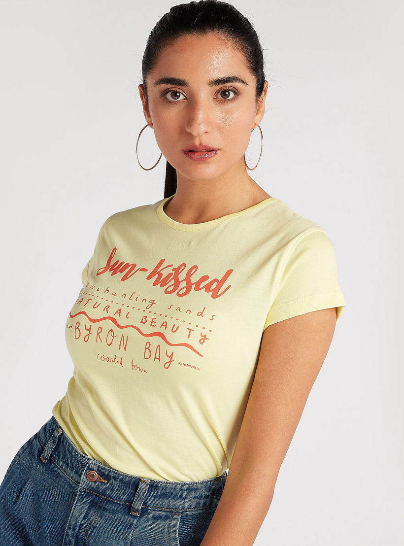 تيشيرت بياقة ضيّقة وأكمام كاب وطبعات-women-clothing-tshirts-image-4