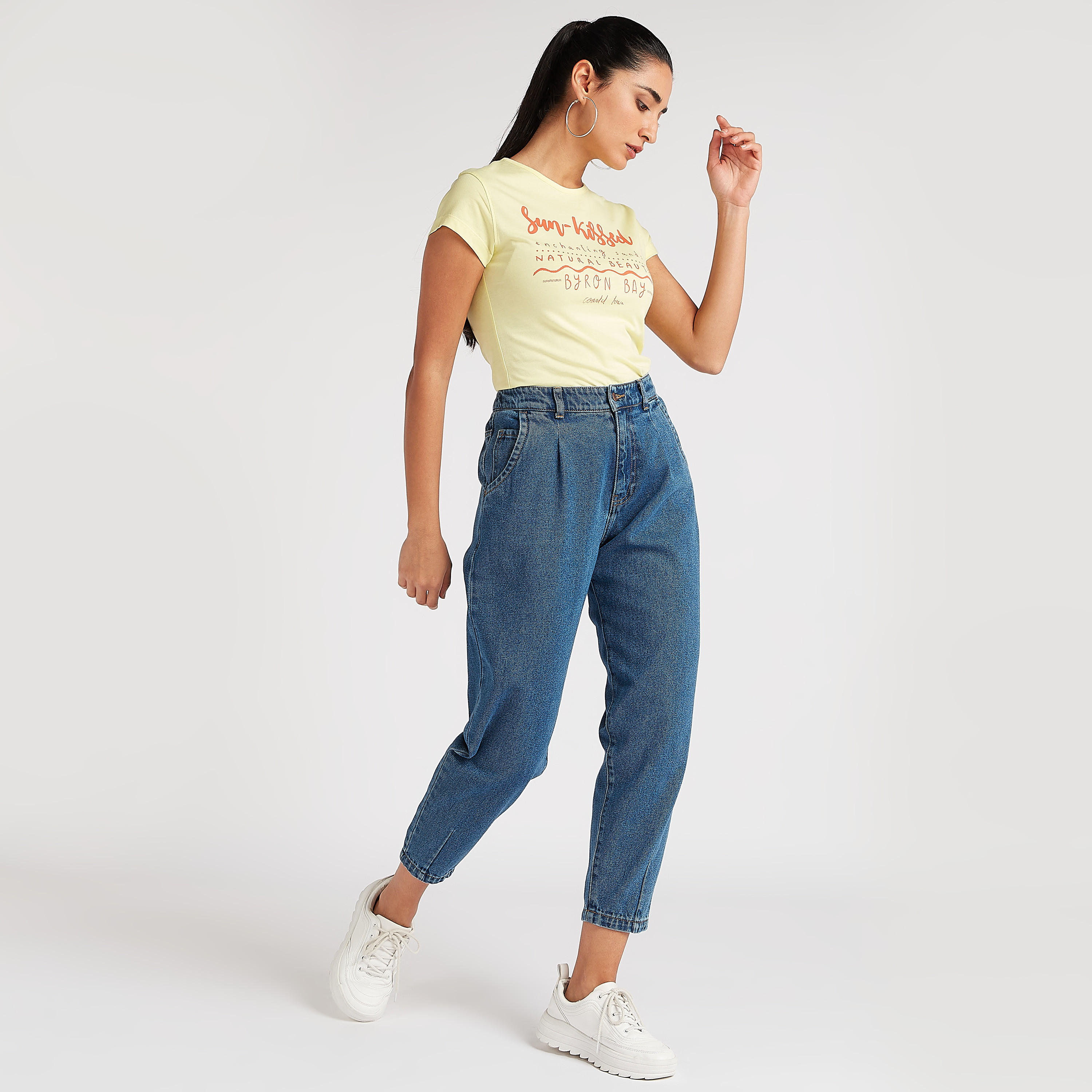 تيشيرت بياقة ضيّقة وأكمام كاب وطبعات-women-clothing-tshirts-image-3