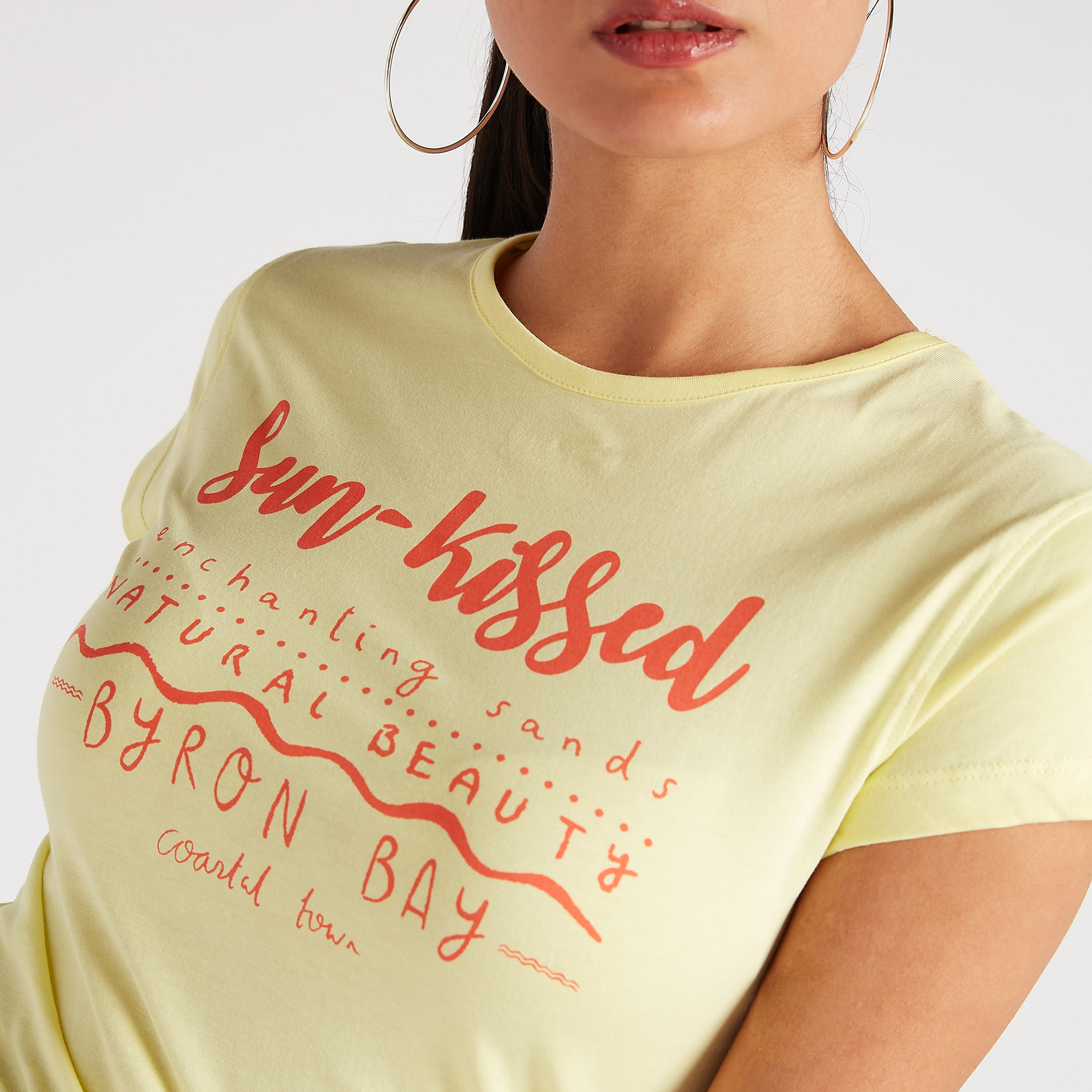 تيشيرت بياقة ضيّقة وأكمام كاب وطبعات-women-clothing-tshirts-image-2