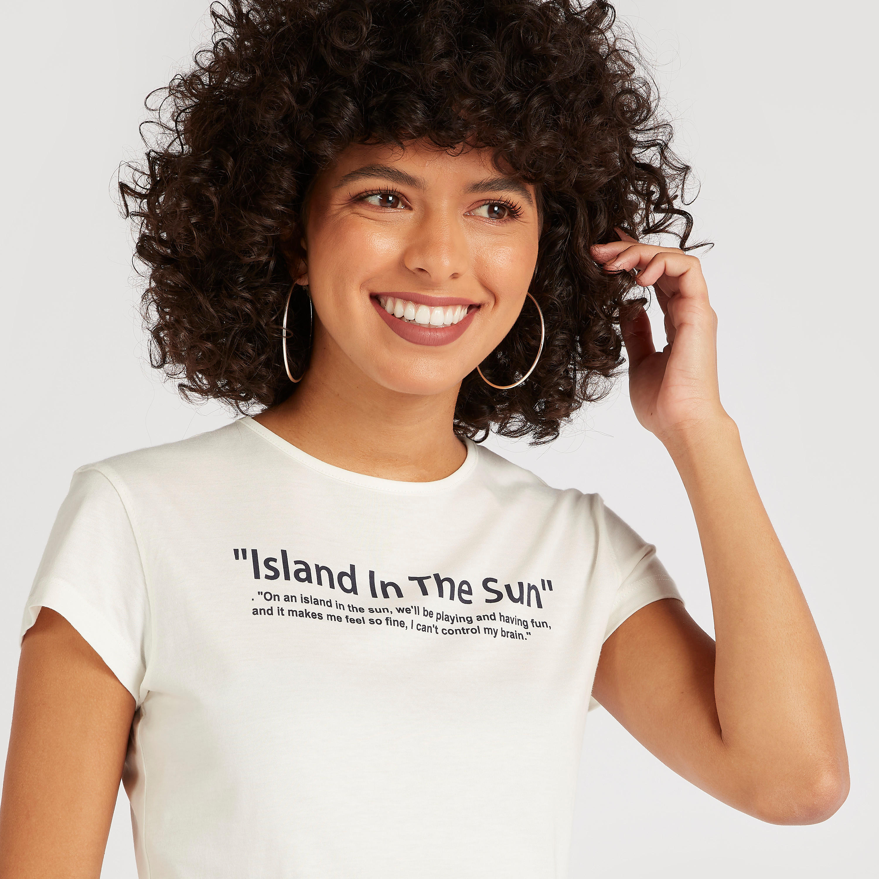 تيشيرت بياقة ضيقة وأكمام كاب وطبعات جرافيك-women-clothing-tshirts-image-1