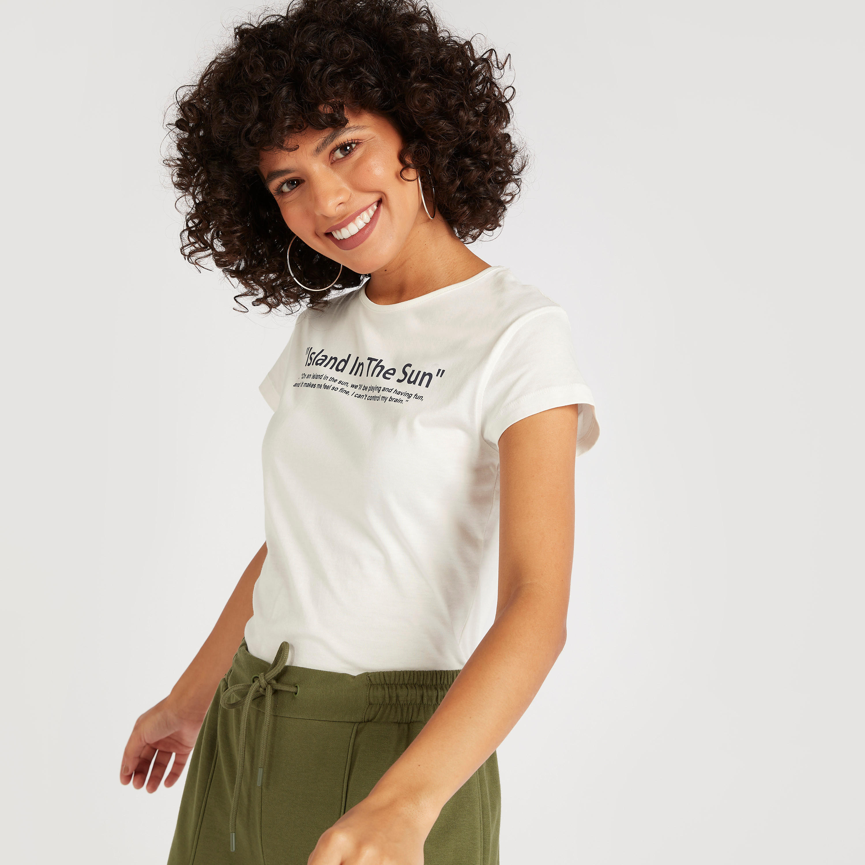 تيشيرت بياقة ضيقة وأكمام كاب وطبعات جرافيك-women-clothing-tshirts-image-3
