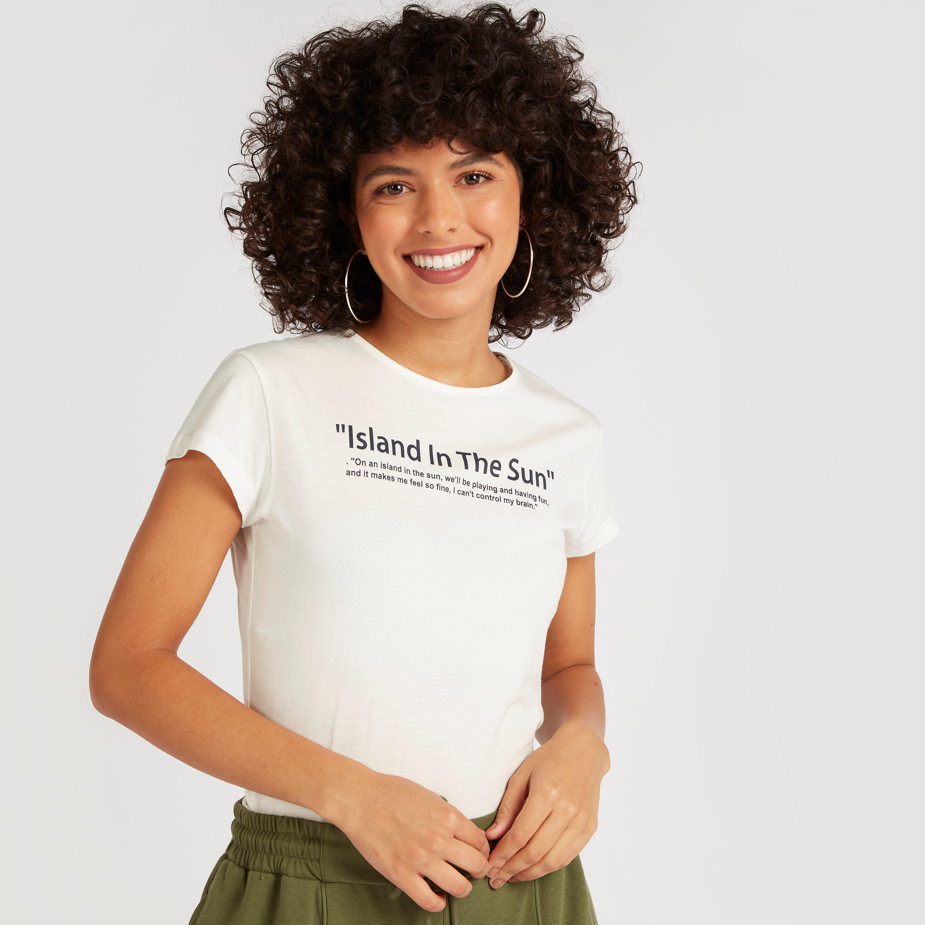 تيشيرت بياقة ضيقة وأكمام كاب وطبعات جرافيك-women-clothing-tshirts-image-5