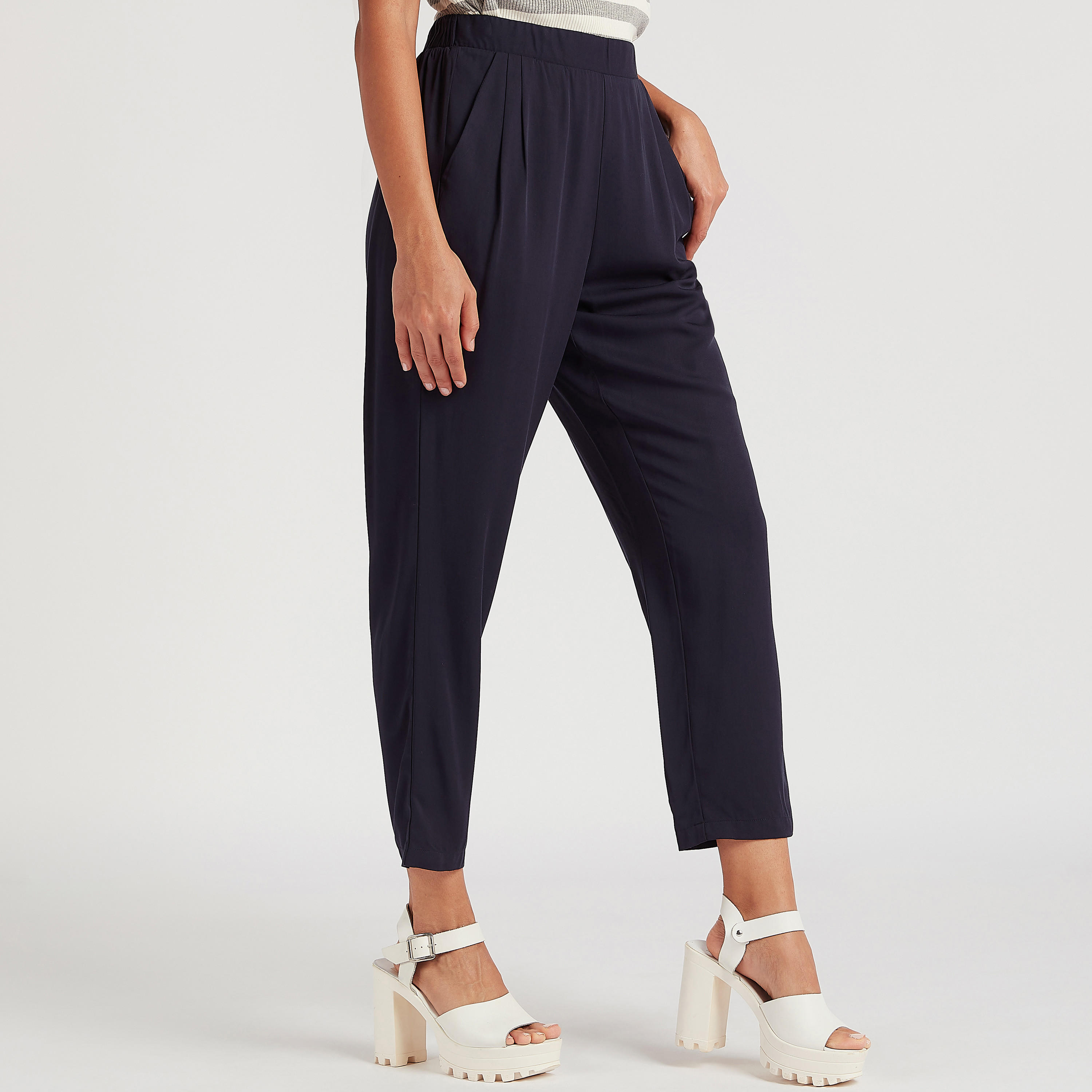 بنطلون قصير سادة بخصر فليكسي وجيوب-women-clothing-bottoms-trousers-image-4