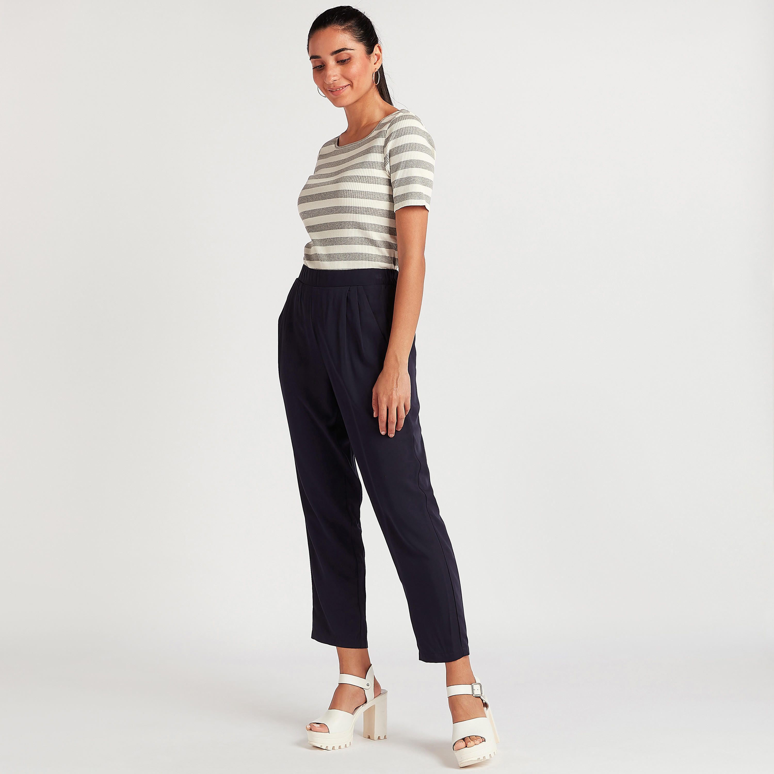 بنطلون قصير سادة بخصر فليكسي وجيوب-women-clothing-bottoms-trousers-image-3