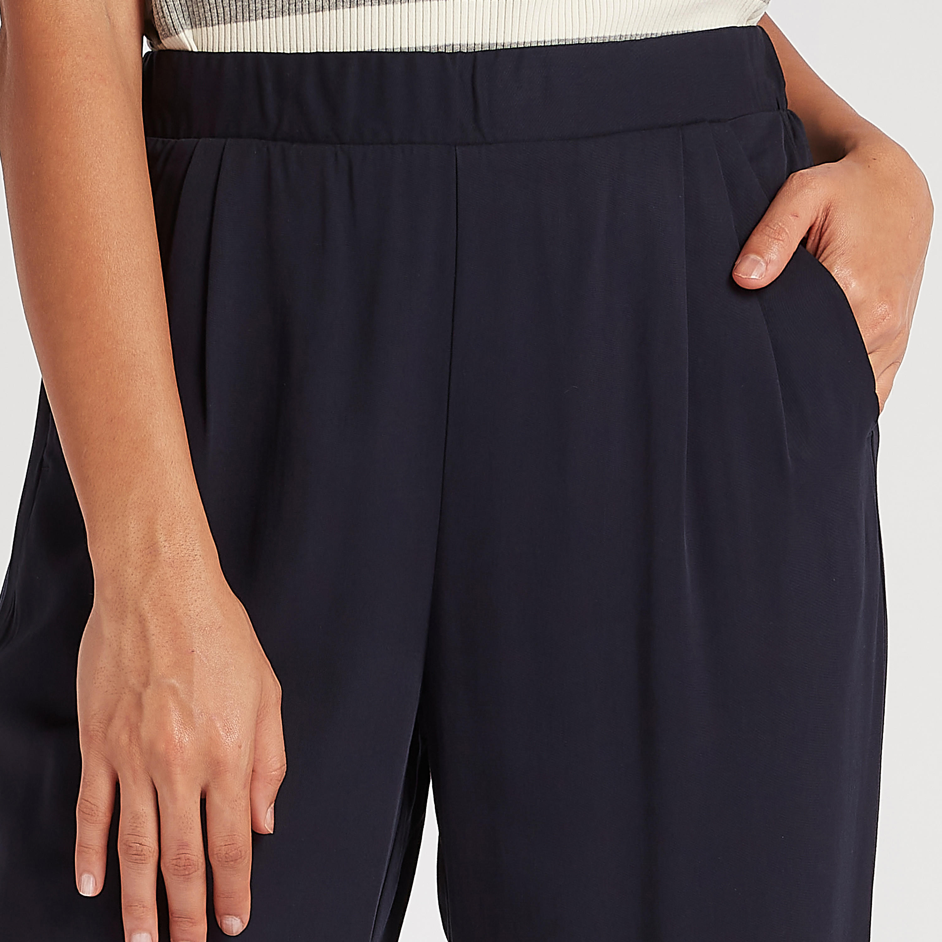بنطلون قصير سادة بخصر فليكسي وجيوب-women-clothing-bottoms-trousers-image-2