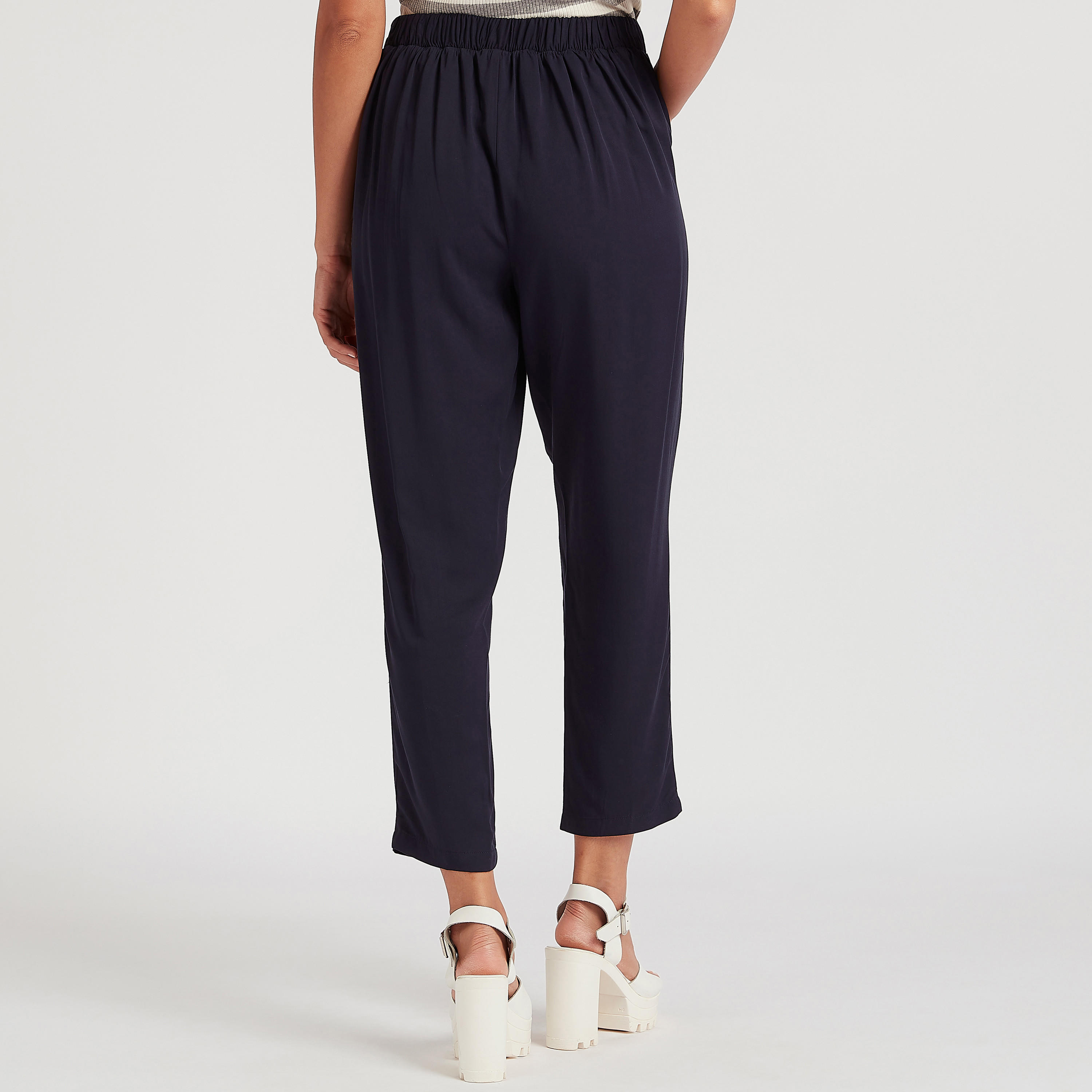 بنطلون قصير سادة بخصر فليكسي وجيوب-women-clothing-bottoms-trousers-image-1