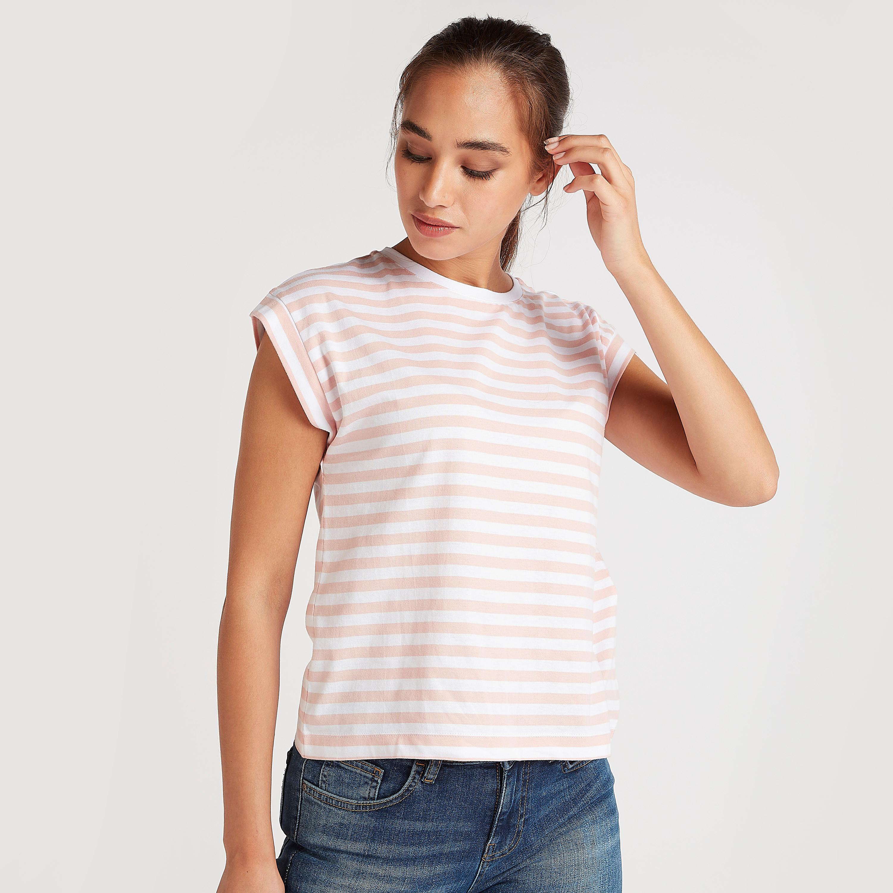 تيشيرت مقلّم بياقة ضيّقة وأكمام كاب-women-clothing-tshirts-image-4