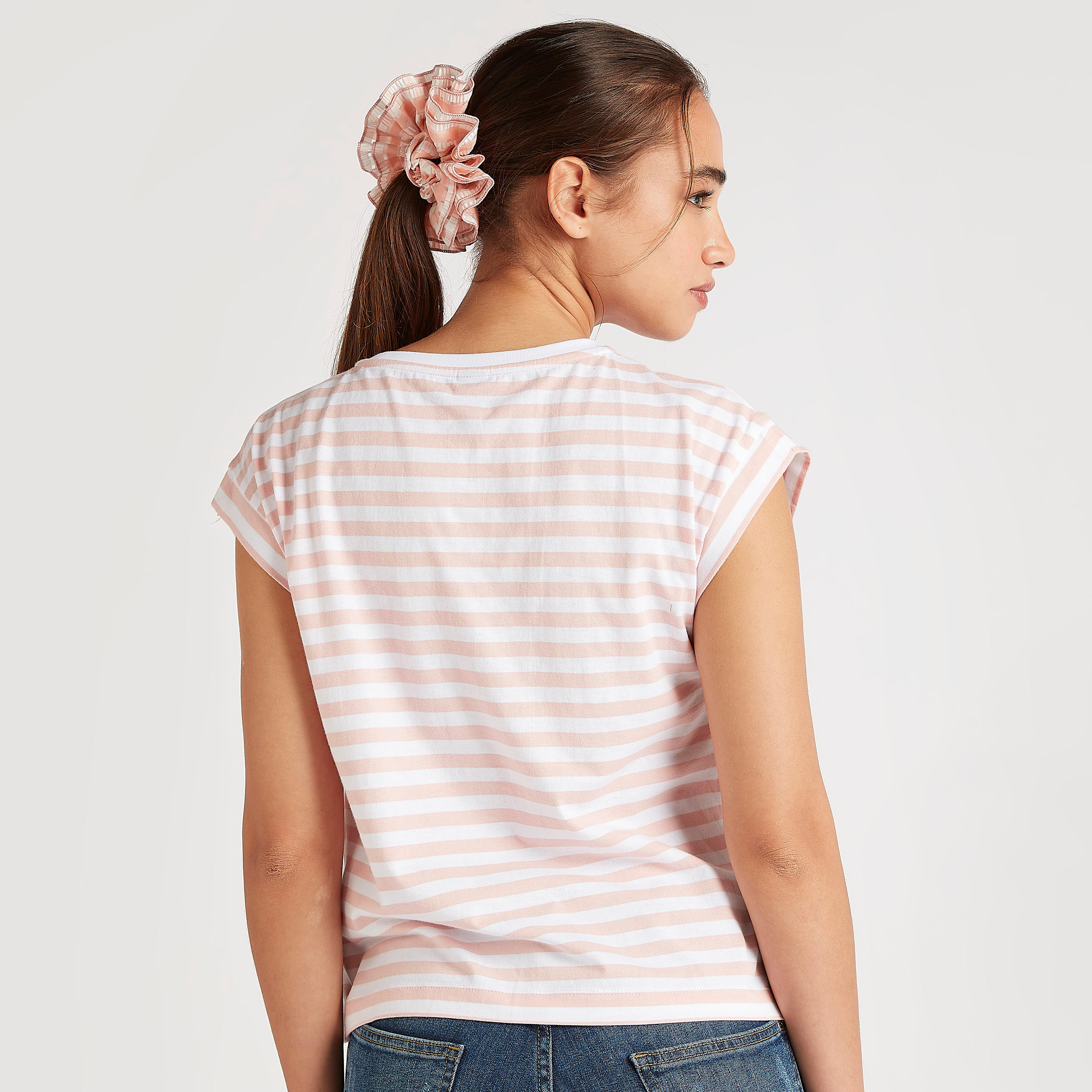 تيشيرت مقلّم بياقة ضيّقة وأكمام كاب-women-clothing-tshirts-image-1