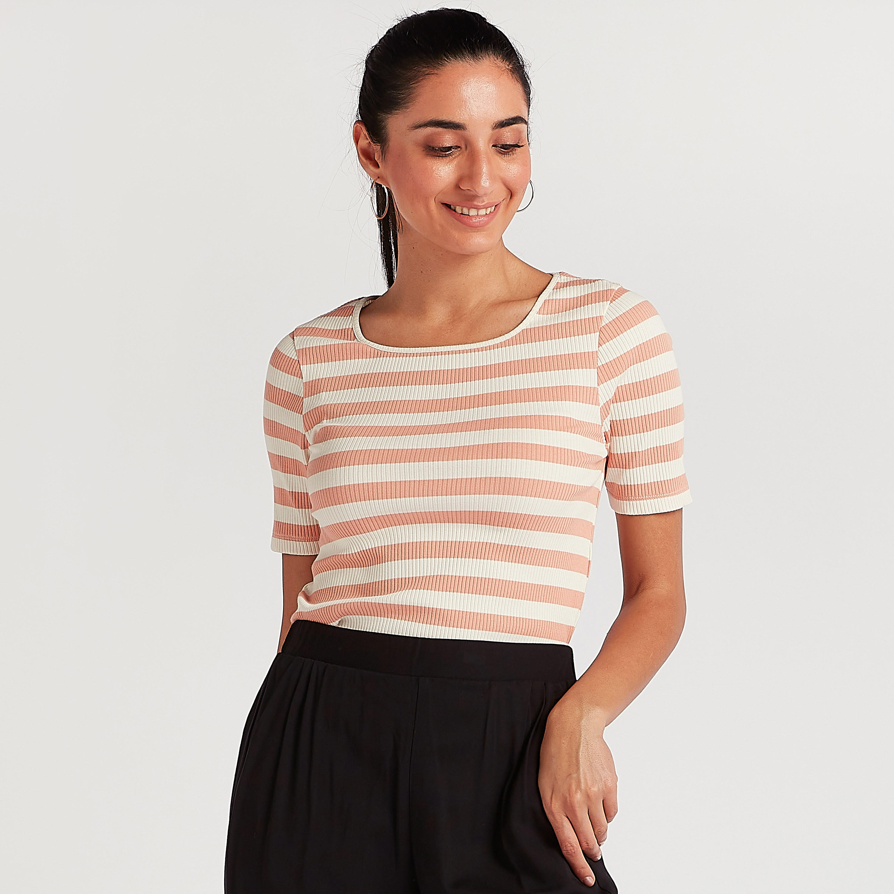 تيشيرت مخطّط بياقة مستديرة وأكمام قصيرة-women-clothing-tshirts-image-1