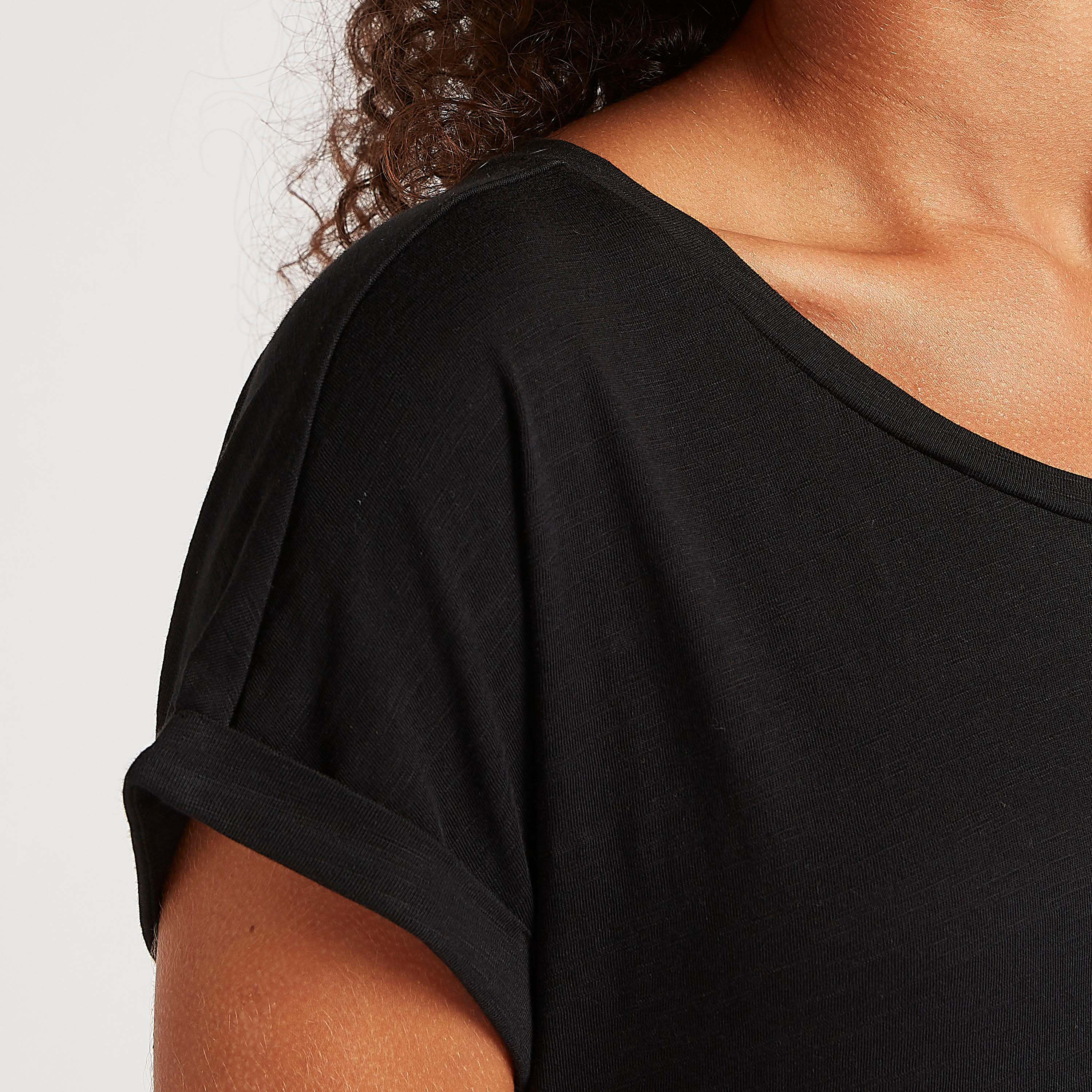تيشيرت بارز الملمس بأكمام قصيرة وياقة مستديرة-women-clothing-tshirts-image-3