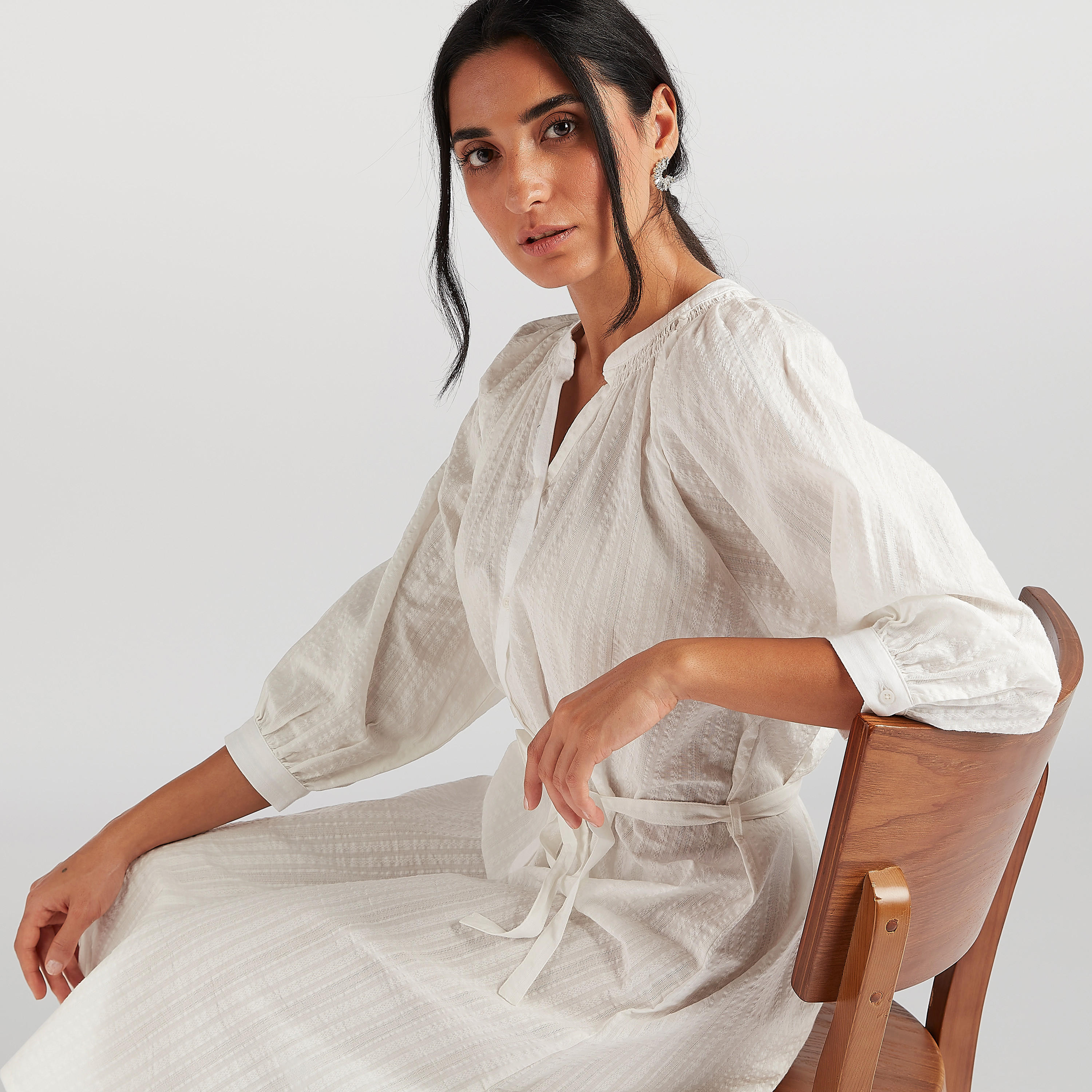 فستان قميص ميدي بارز الملمس وحزام رباط-women-clothing-dresses-image-1