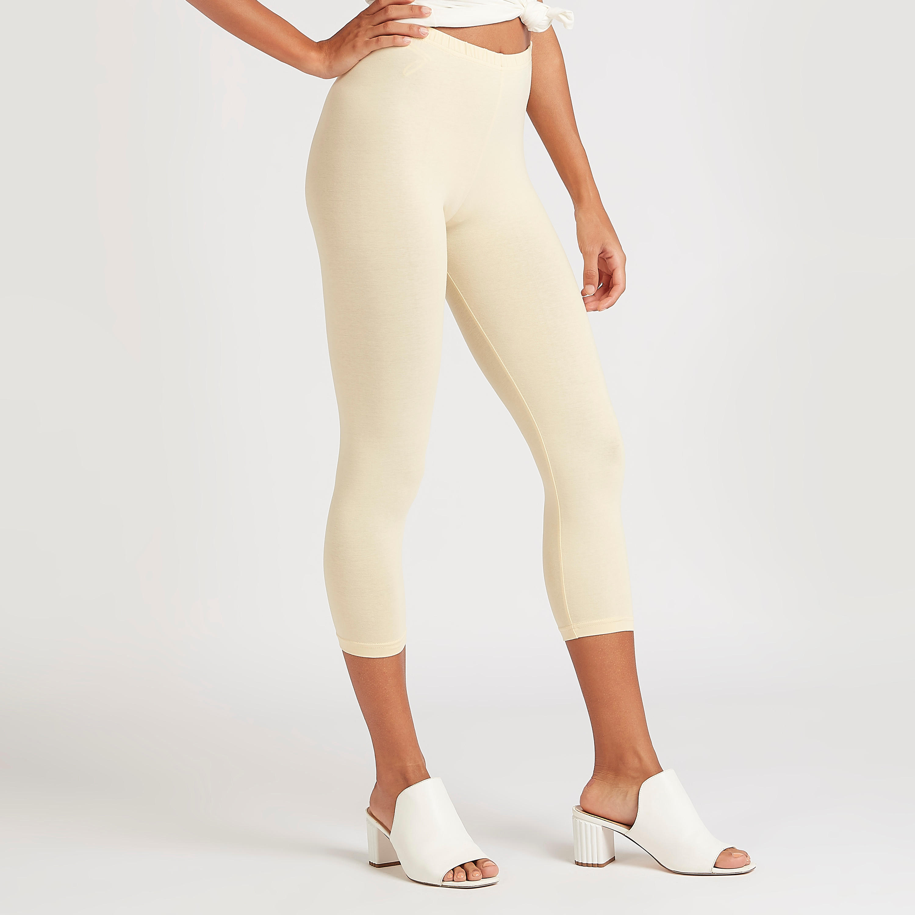 بنطلون ليقنز قصير سادة بخصر مطّاطي-women-clothing-bottoms-leggings-image-4