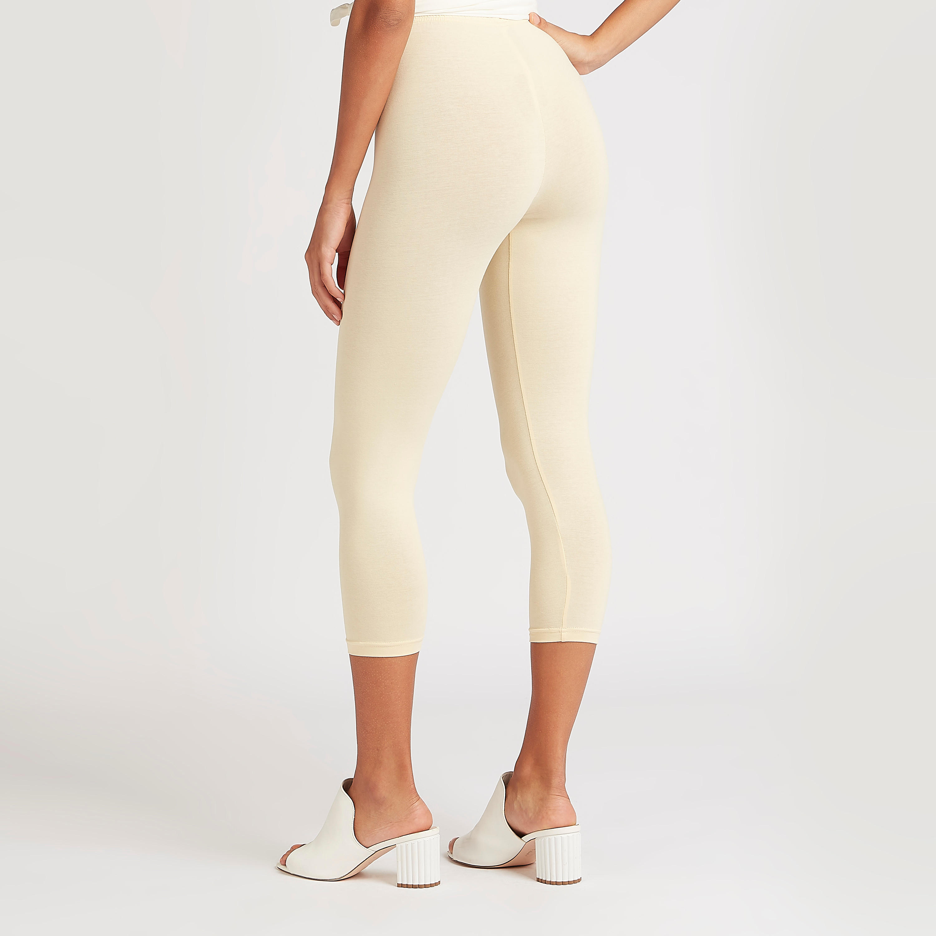 بنطلون ليقنز قصير سادة بخصر مطّاطي-women-clothing-bottoms-leggings-image-1