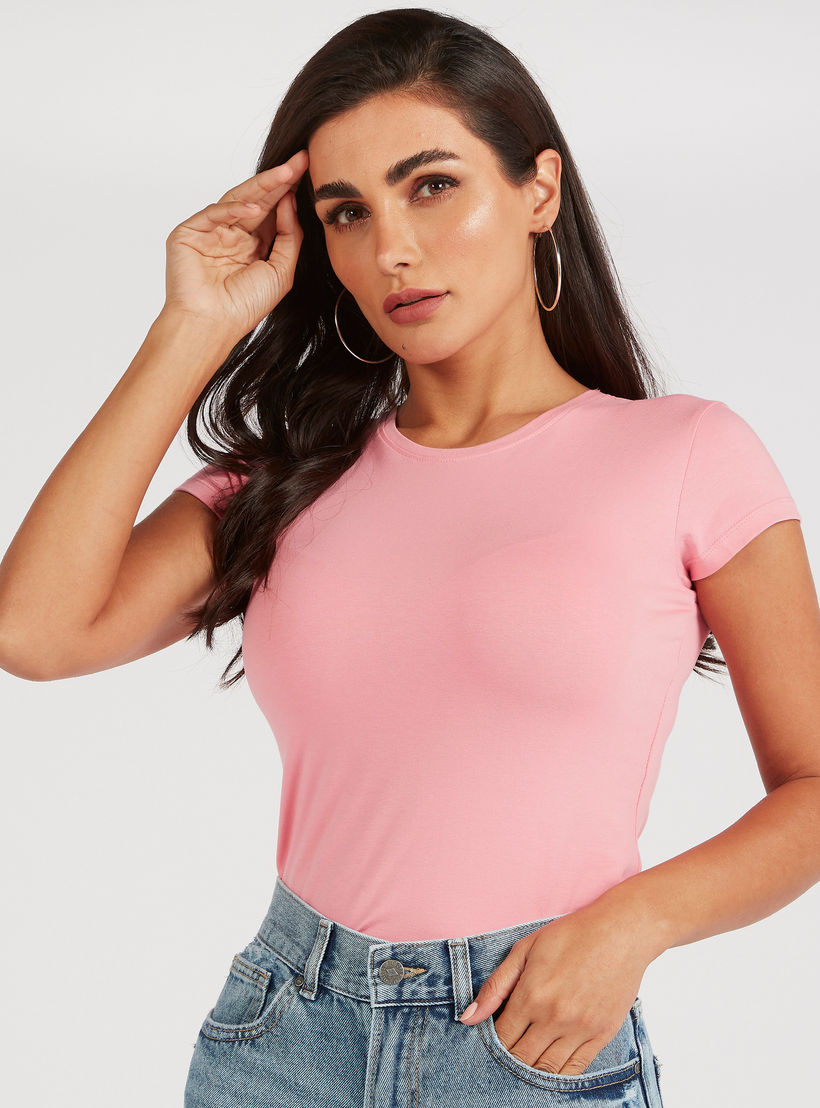 تيشيرت سادة بياقة ضيّقة وأكمام كاب-women-clothing-tshirts-image-4